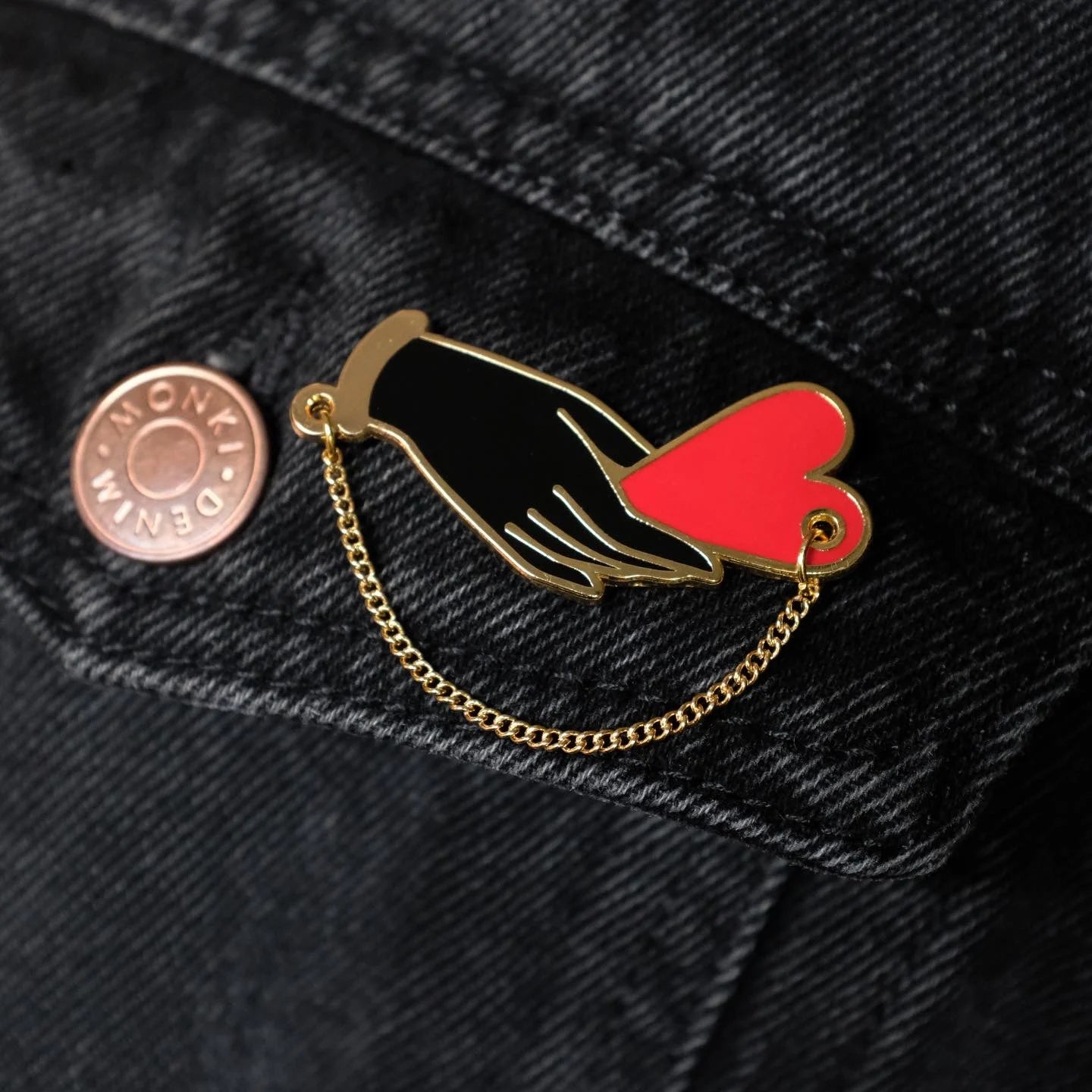 Holding on to Love Enamel Pin (B-Ware) - Einzigartige von Doro Hoffmann. Jetzt online bestellen!