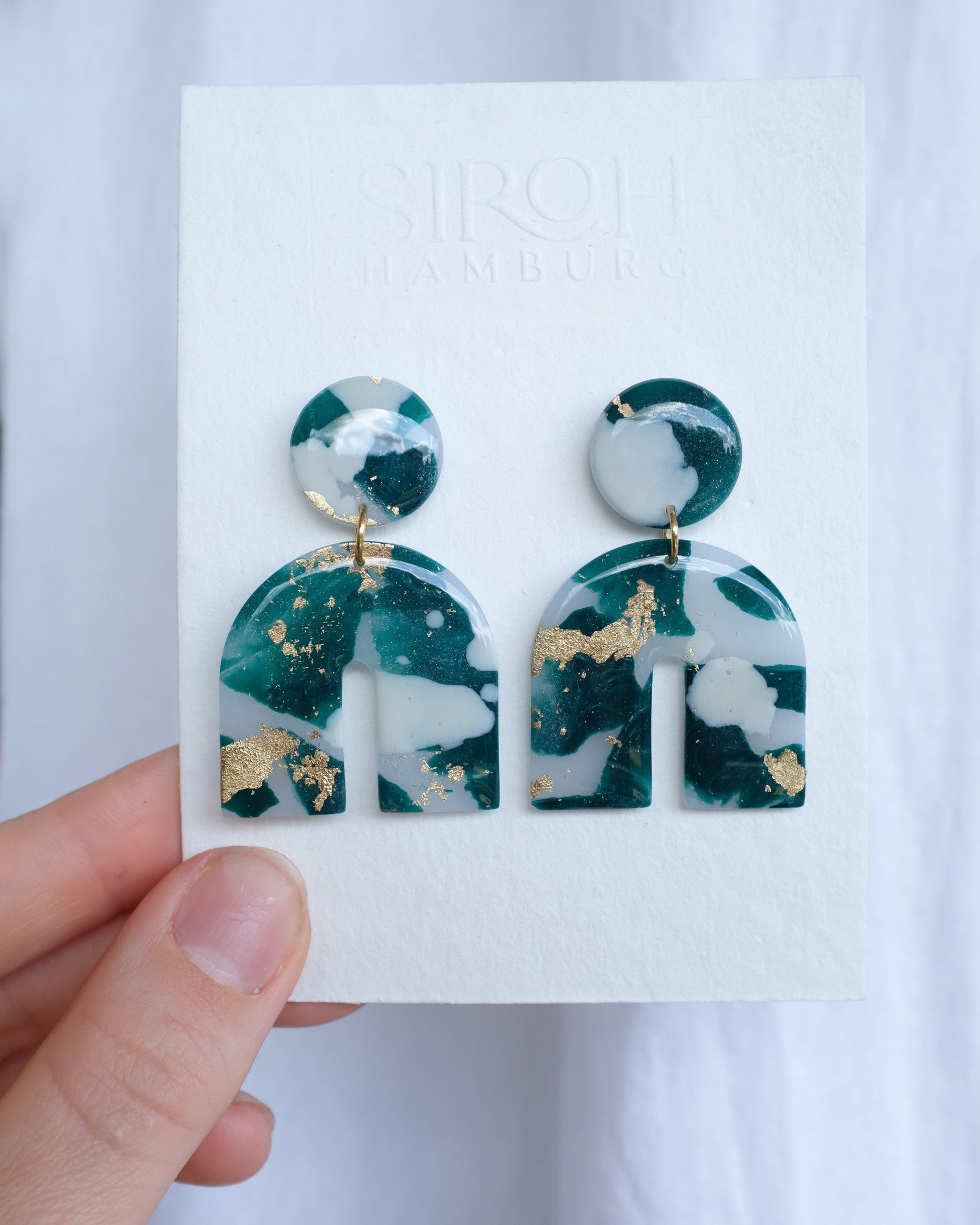 Bogenförmige Ohrringe mit Blattgold - Einzigartige  von Doro Hoffmann. Jetzt online bestellen!