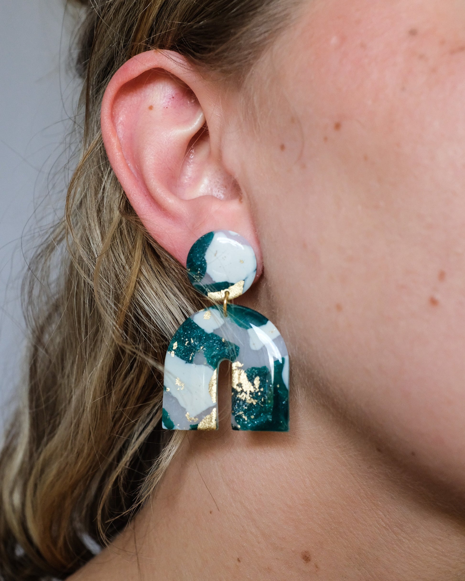 Bogenförmige Ohrringe mit Blattgold - Einzigartige  von Doro Hoffmann. Jetzt online bestellen!