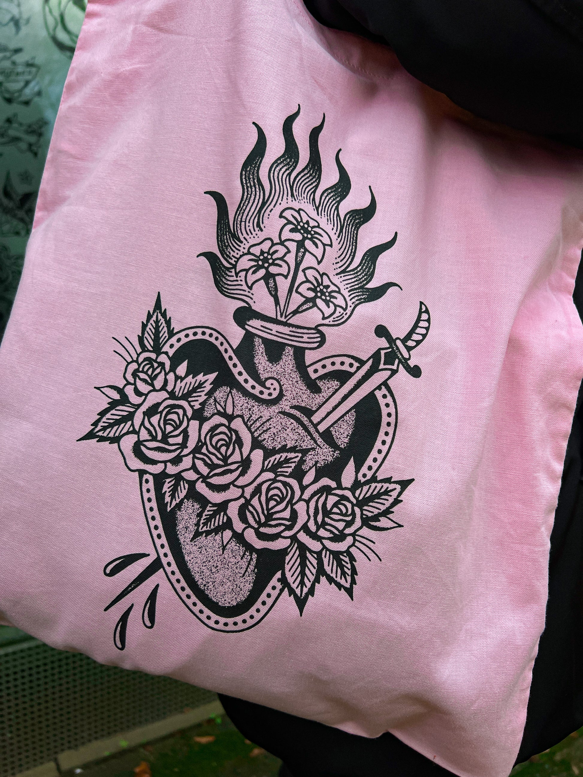 "Sacred Heart" Beutel mit Print - Einzigartige von Doro Hoffmann. Jetzt online bestellen!