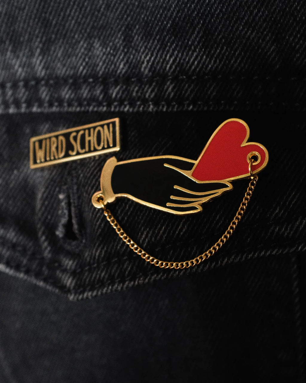 Holding on to Love Enamel Pin (B-Ware) - Einzigartige  von Doro Hoffmann. Jetzt online bestellen!