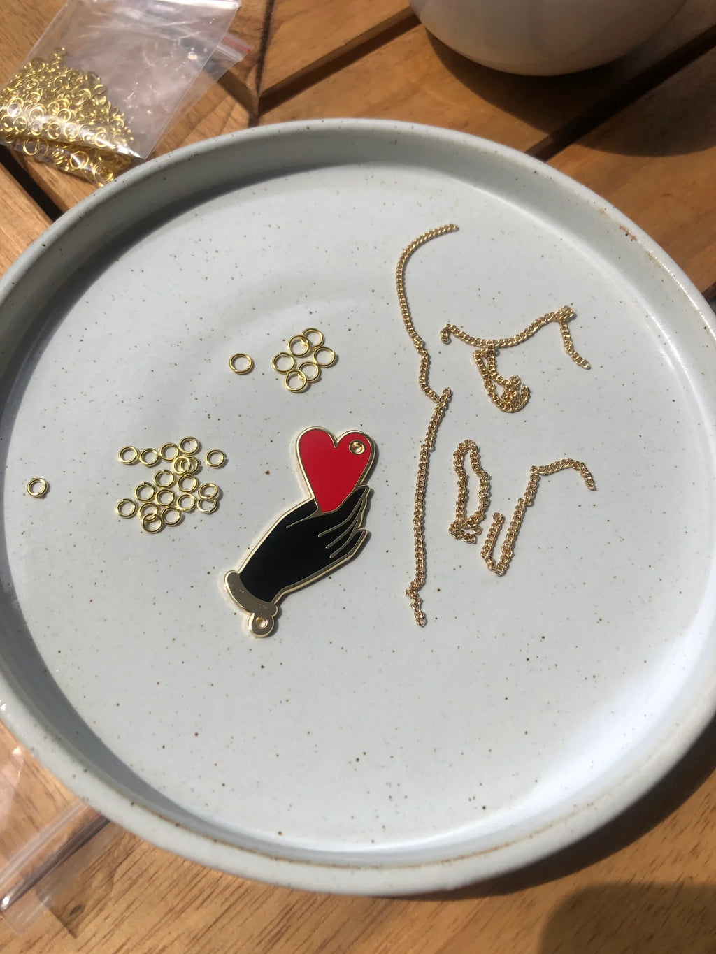 Holding on to Love Enamel Pin (B-Ware) - Einzigartige  von Doro Hoffmann. Jetzt online bestellen!