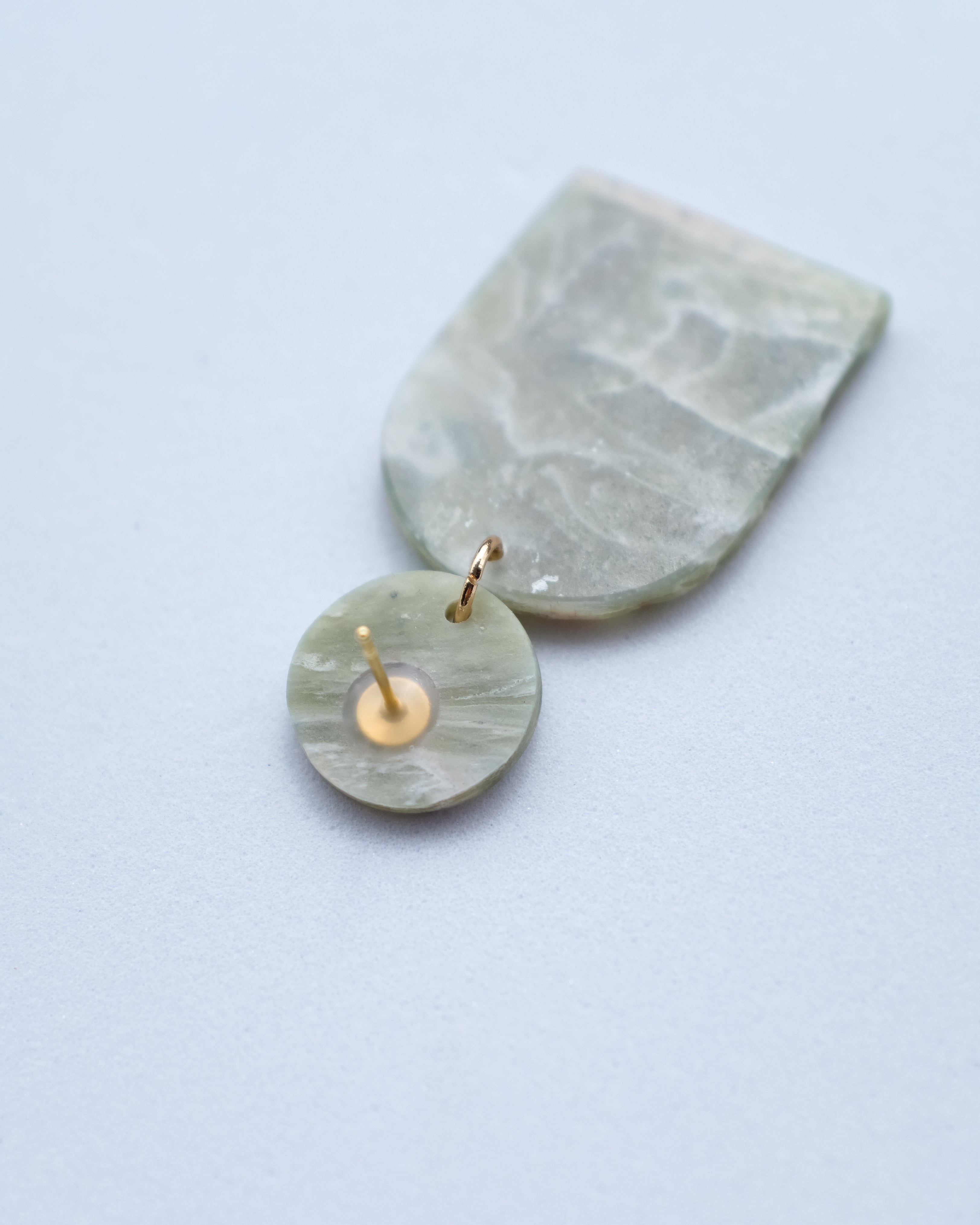 Kleine "Rising" Marmorierte Ohrringe mit Golddetail - Einzigartige  von Doro Hoffmann. Jetzt online bestellen!