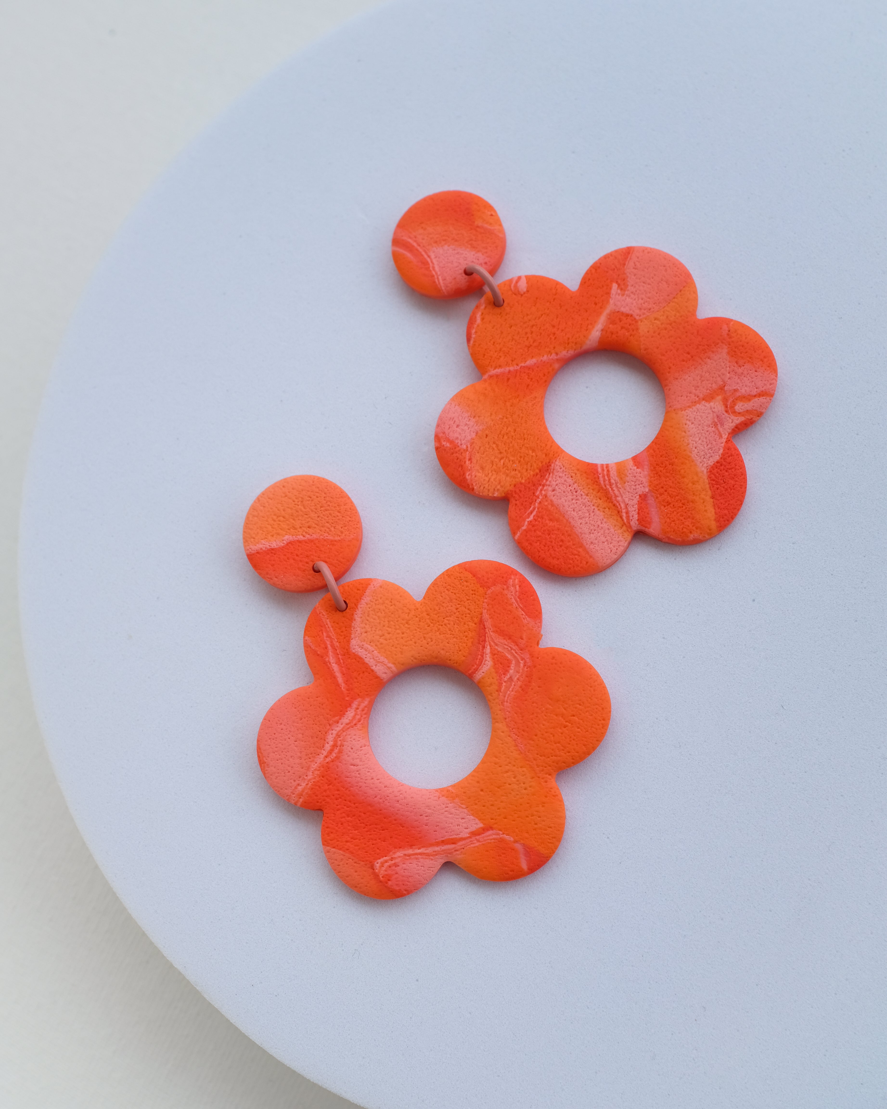 Große Blumen-Ohrringe mit Stecker - Einzigartige  von Doro Hoffmann. Jetzt online bestellen!