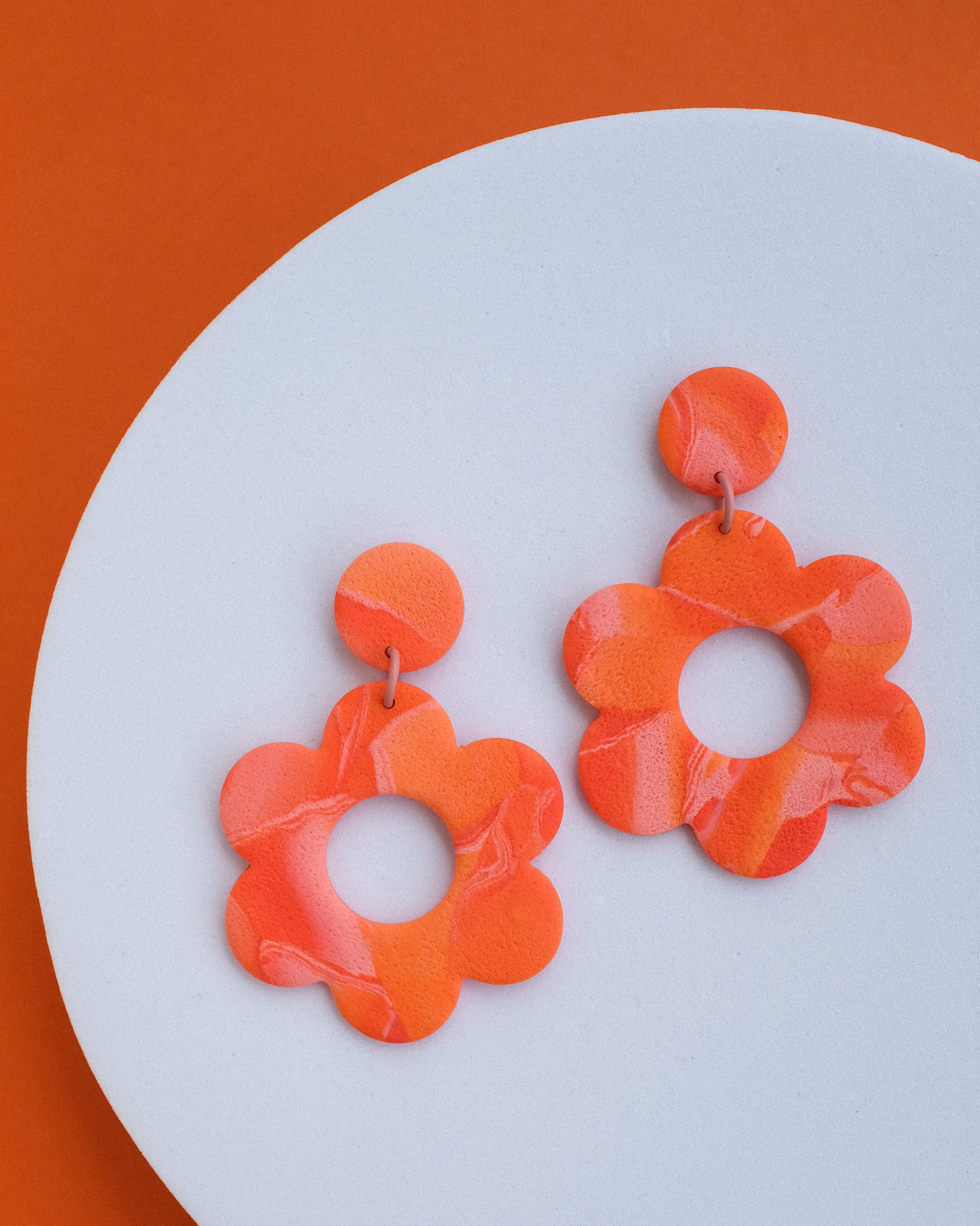 Große Blumen-Ohrringe mit Stecker - Einzigartige  von Doro Hoffmann. Jetzt online bestellen!