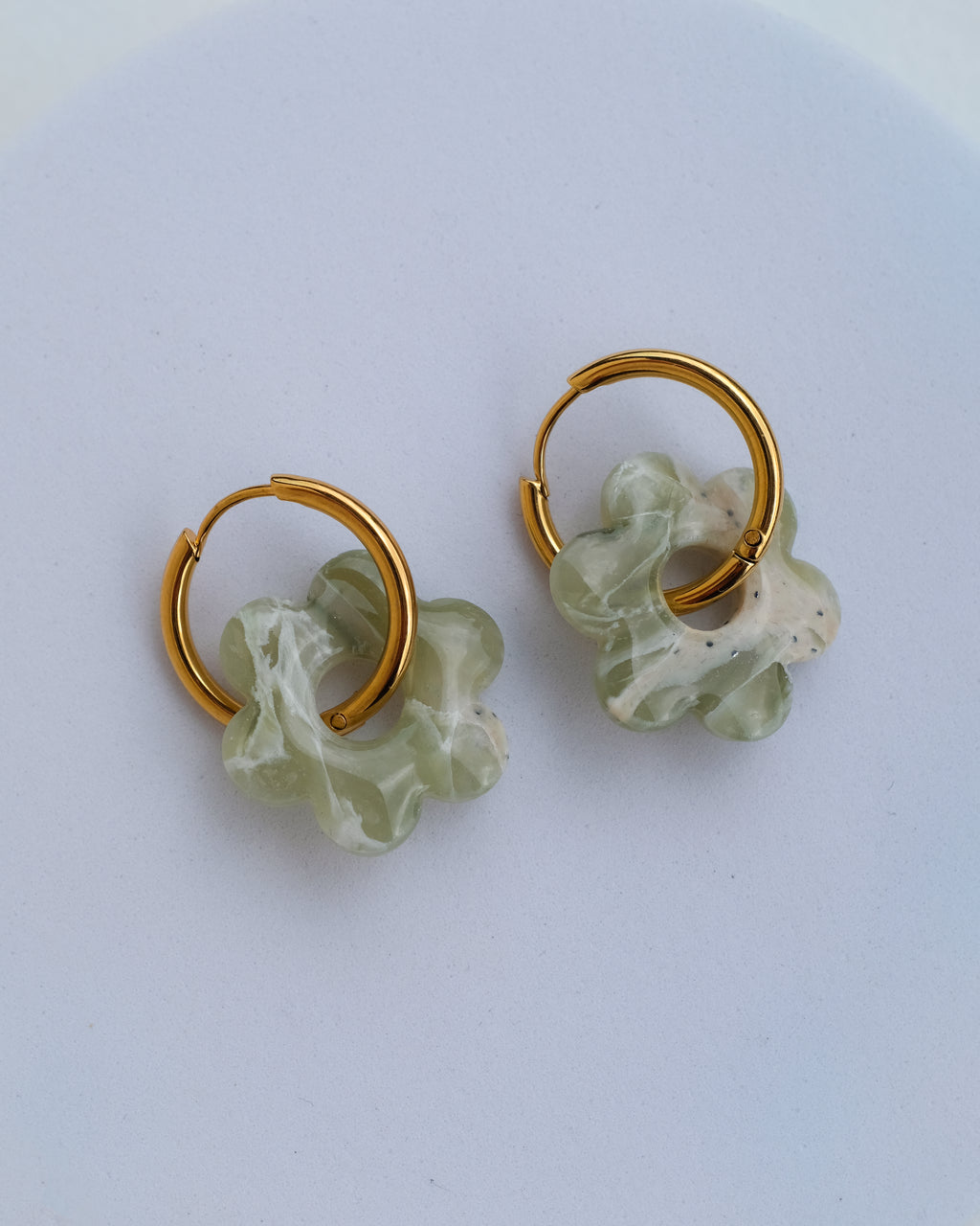 Midi Flower Hoops in Jade-Optik - Einzigartige  von Doro Hoffmann. Jetzt online bestellen!