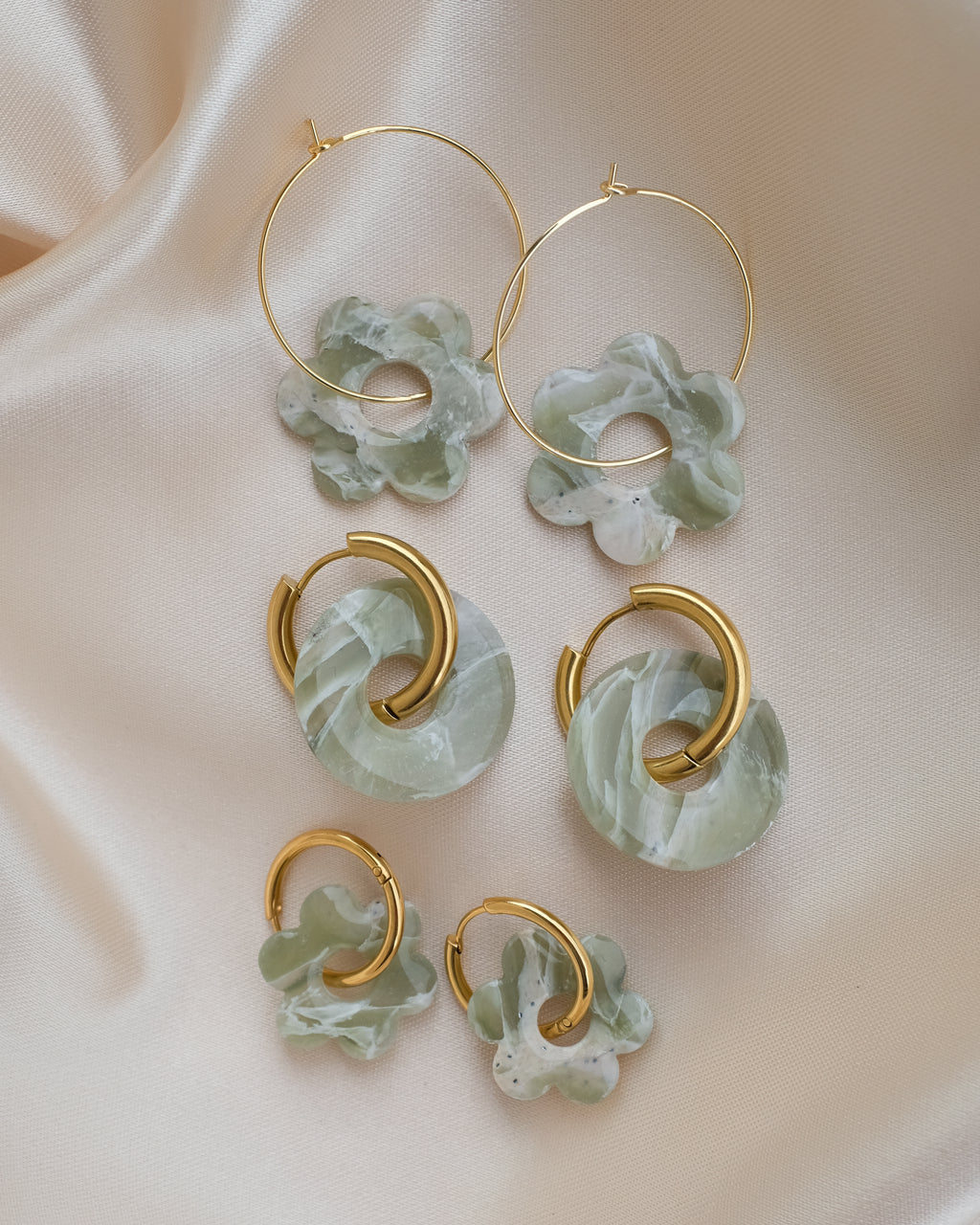 Midi Flower Hoops in Jade-Optik - Einzigartige  von Doro Hoffmann. Jetzt online bestellen!
