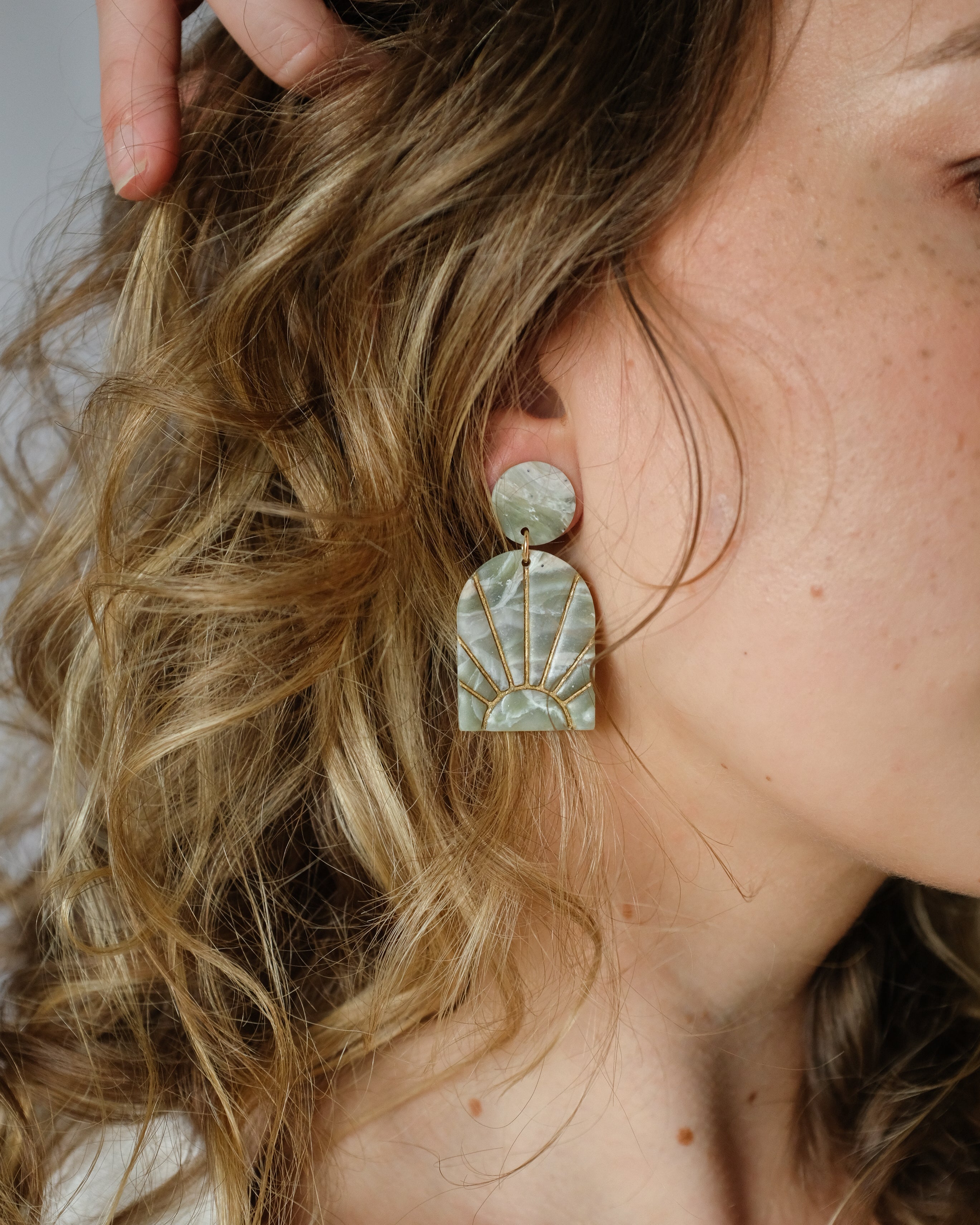 Kleine "Rising" Marmorierte Ohrringe mit Golddetail - Einzigartige  von Doro Hoffmann. Jetzt online bestellen!