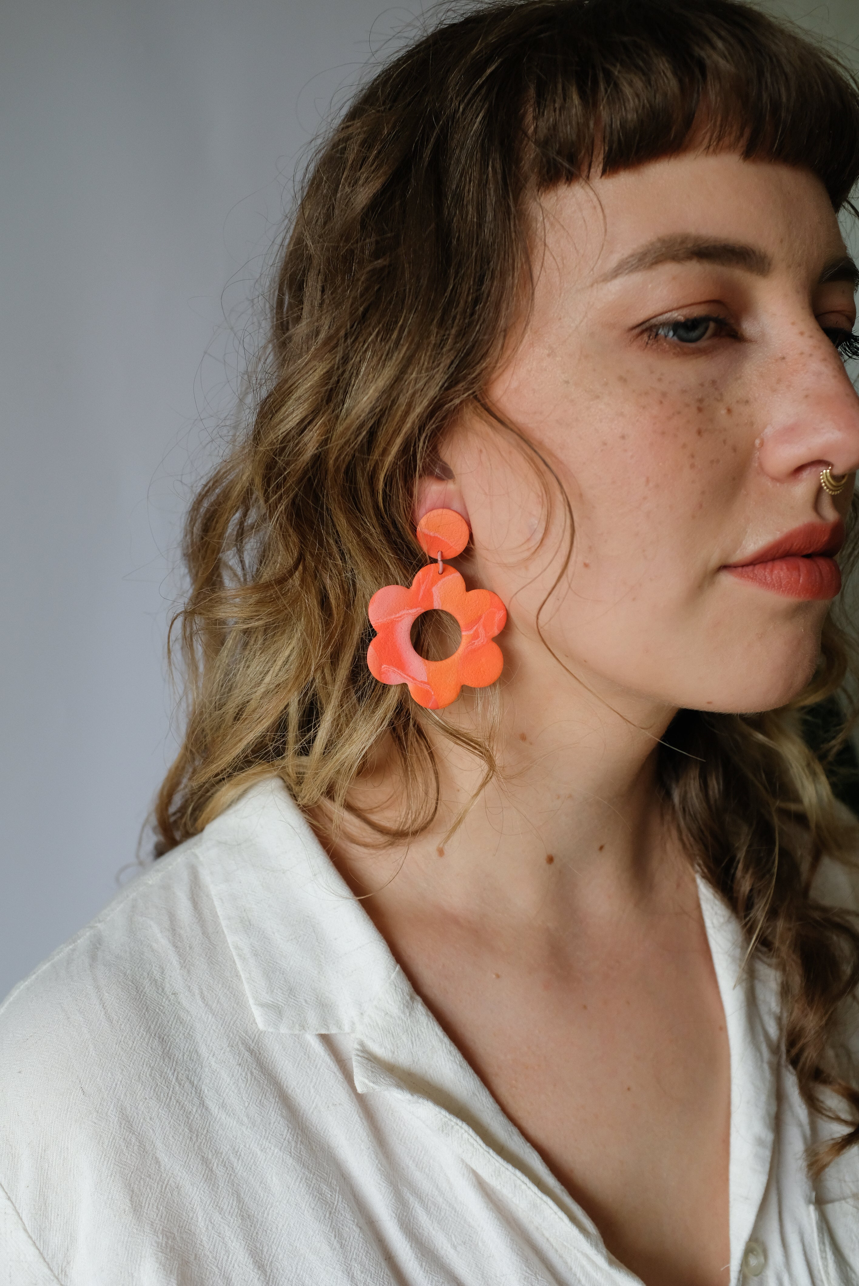 Große Blumen-Ohrringe mit Stecker - Einzigartige  von Doro Hoffmann. Jetzt online bestellen!