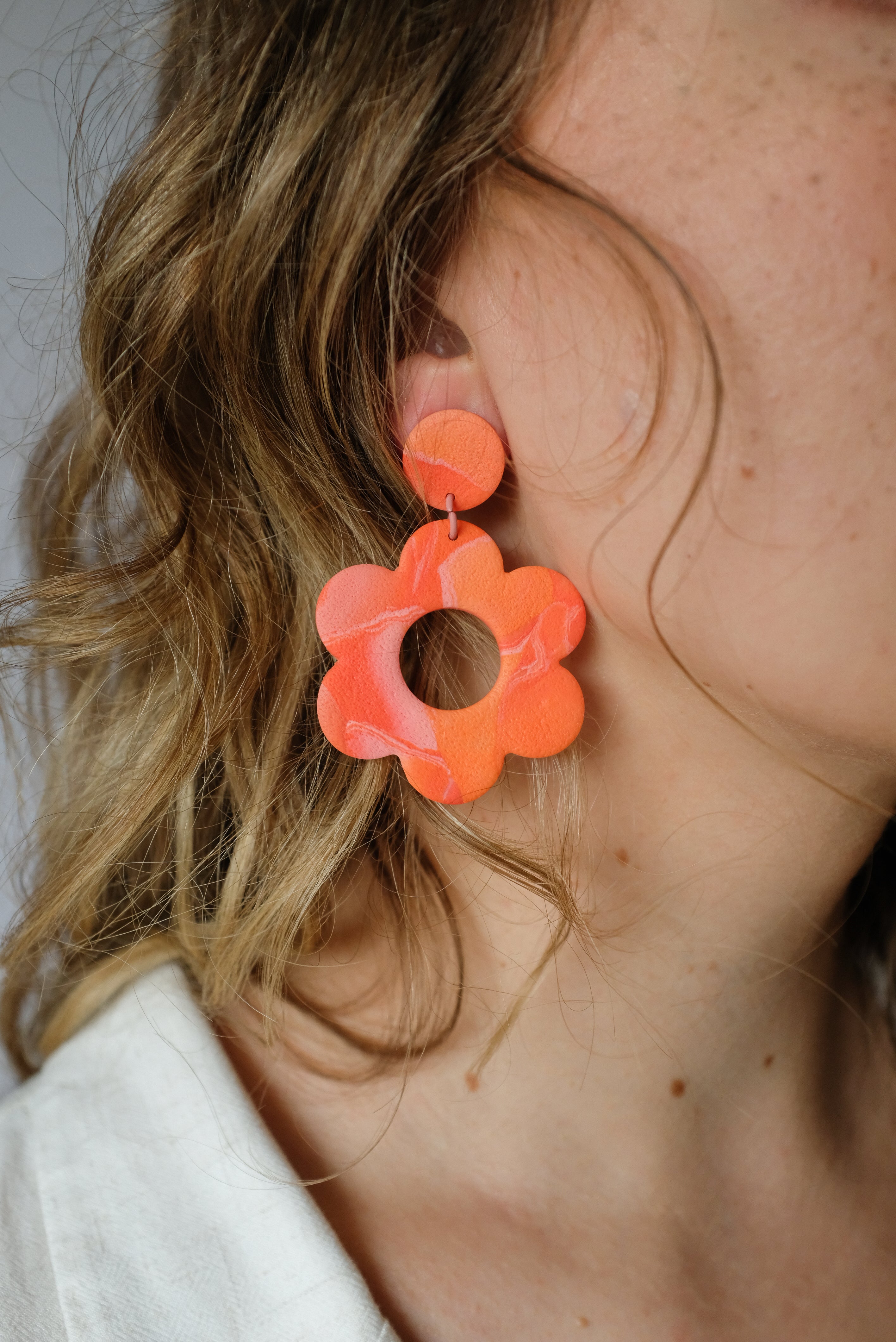 Große Blumen-Ohrringe mit Stecker - Einzigartige  von Doro Hoffmann. Jetzt online bestellen!