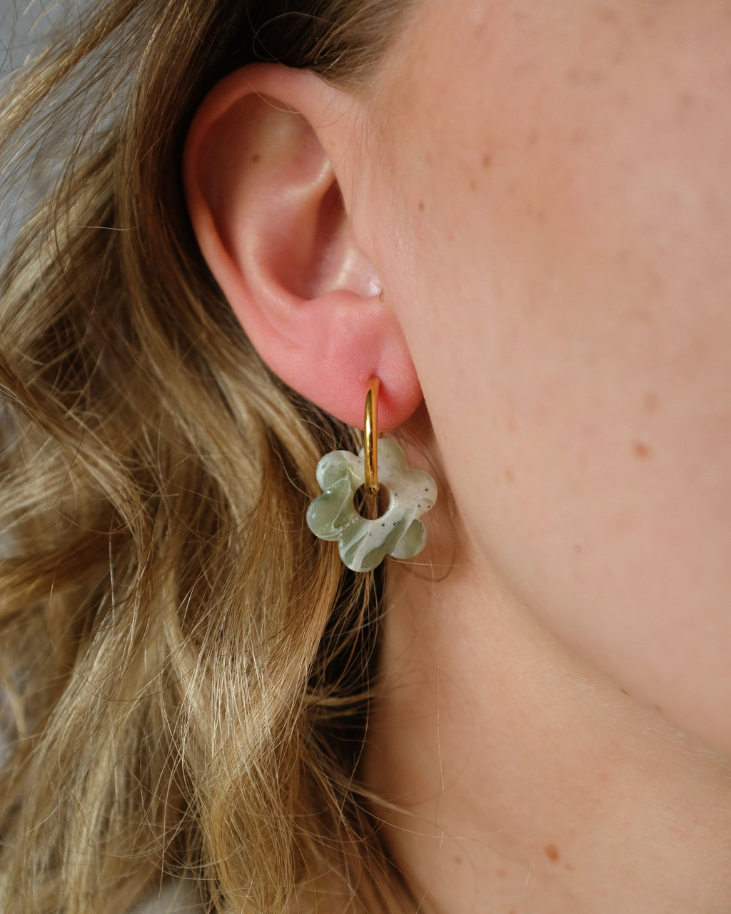 Midi Flower Hoops in Jade-Optik - Einzigartige  von Doro Hoffmann. Jetzt online bestellen!