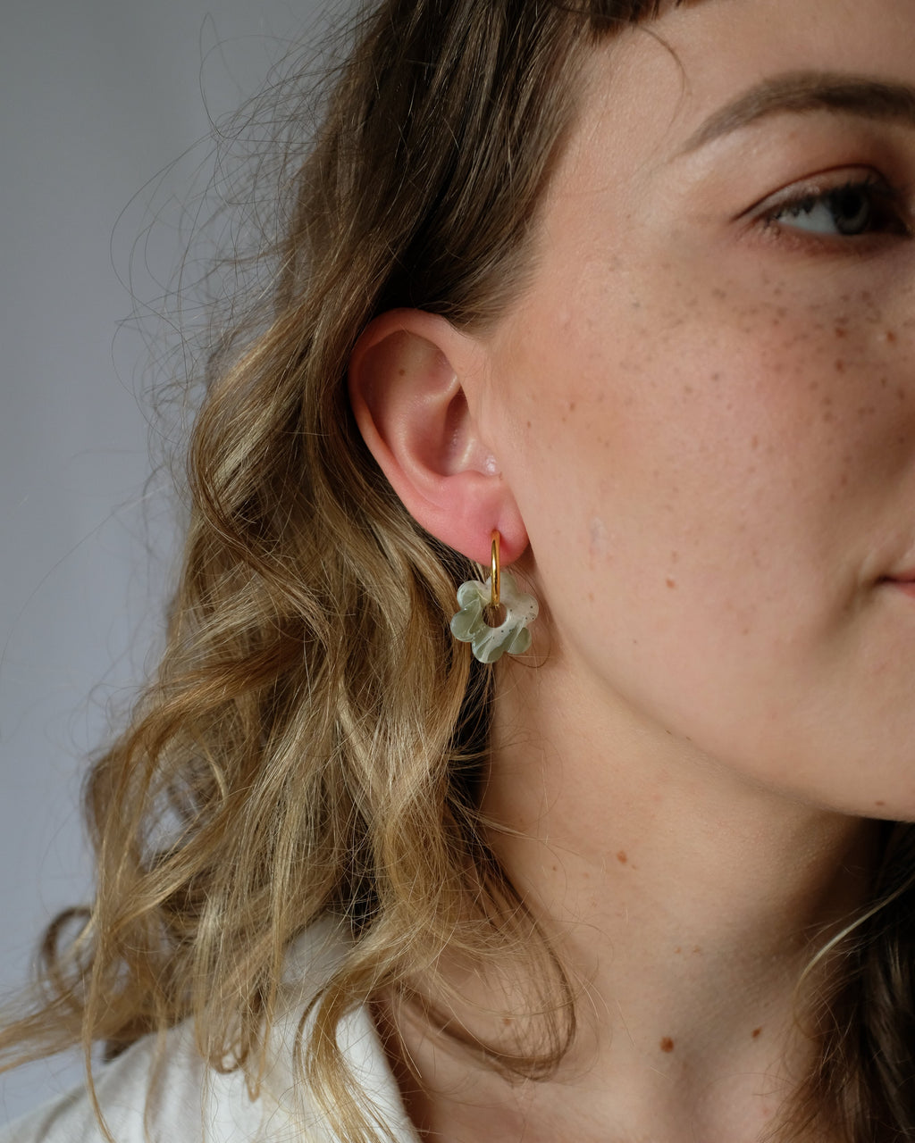 Midi Flower Hoops in Jade-Optik - Einzigartige  von Doro Hoffmann. Jetzt online bestellen!