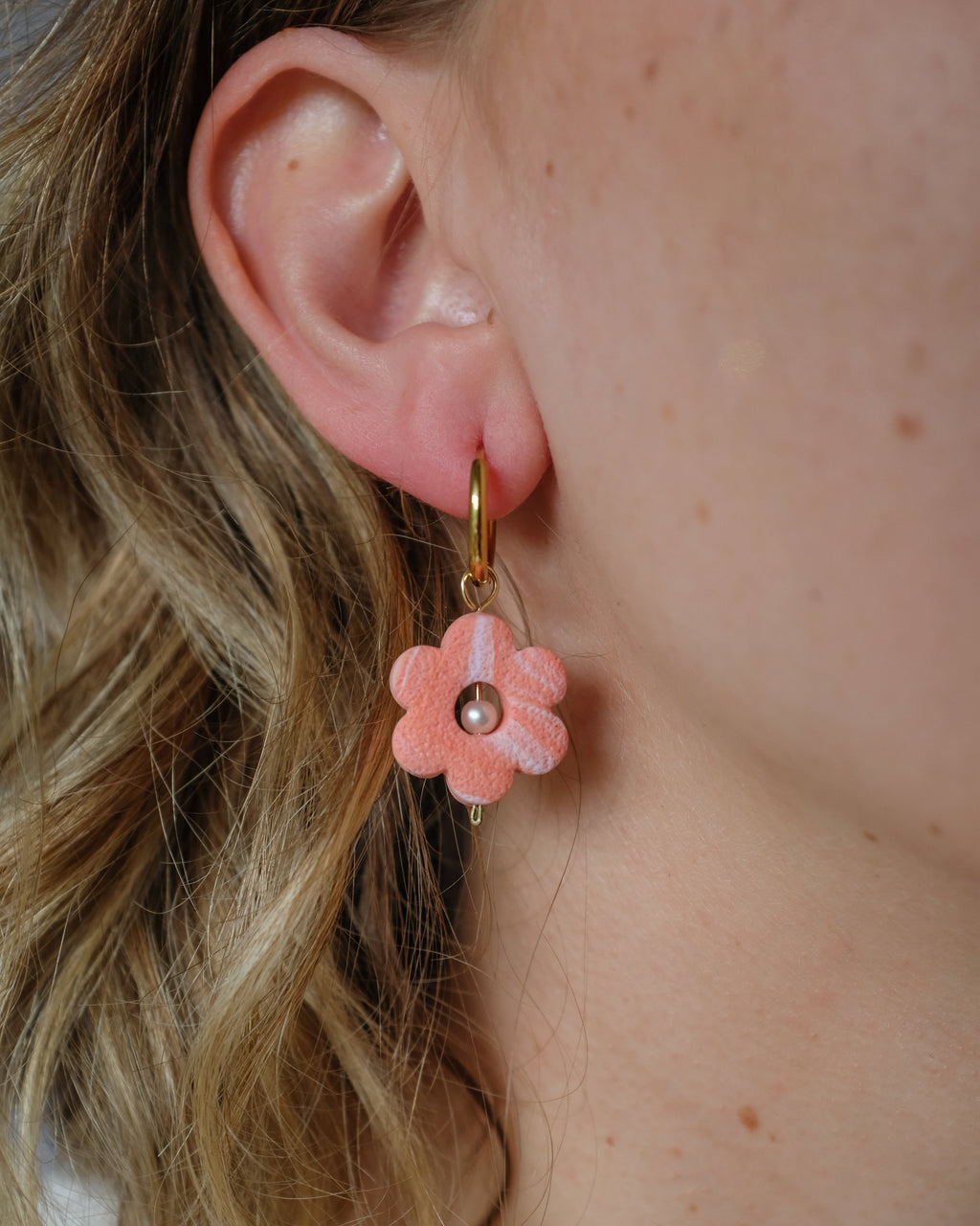 Creolen mit Blumen-Anhänger