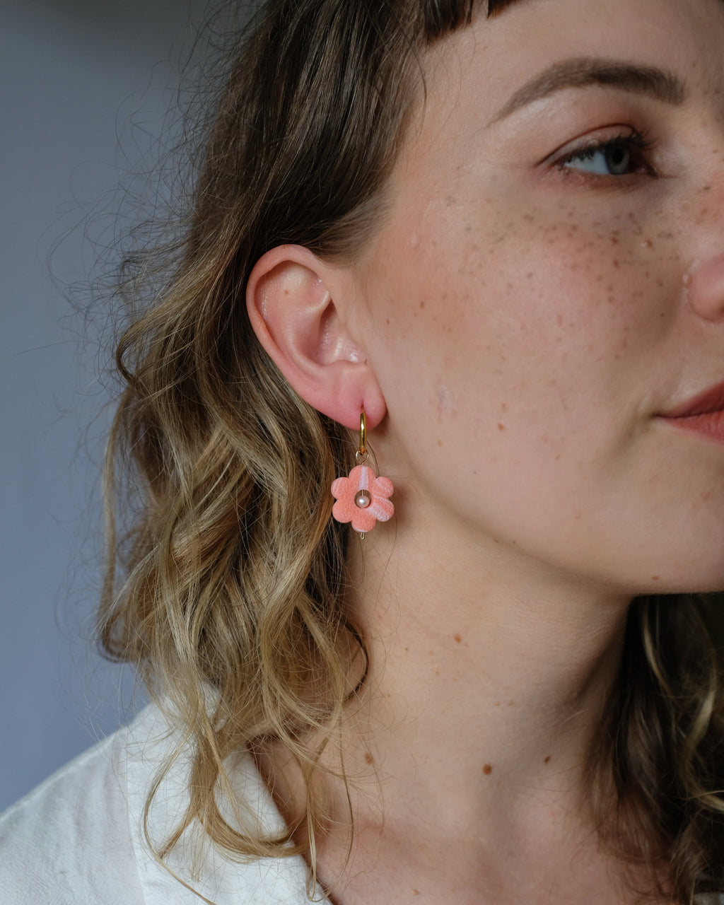 Creolen mit Blumen-Anhänger - Einzigartige Ohrringe von StudioSiroh. Jetzt online bestellen!