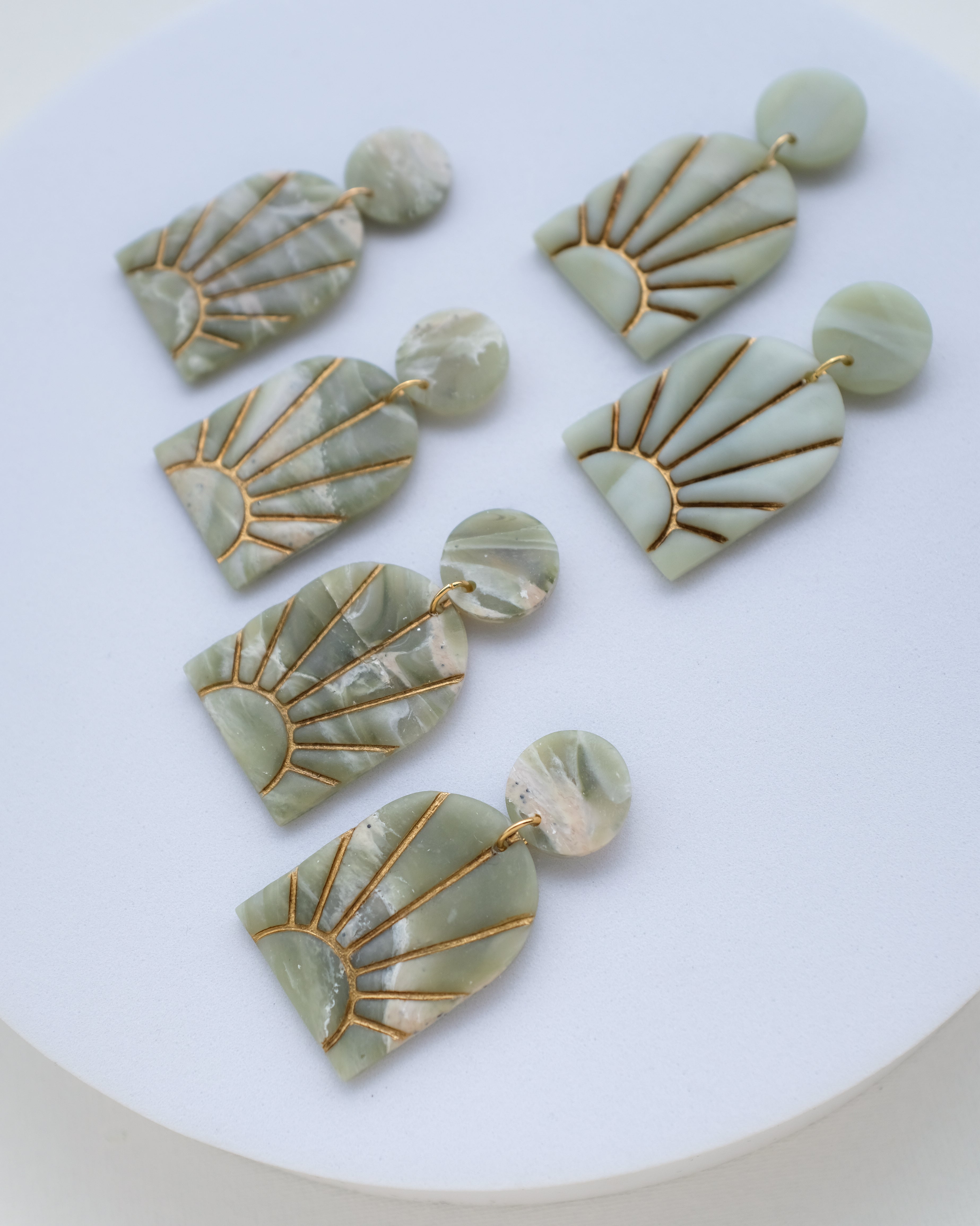 Kleine "Rising" Marmorierte Ohrringe mit Golddetail - Einzigartige  von Doro Hoffmann. Jetzt online bestellen!