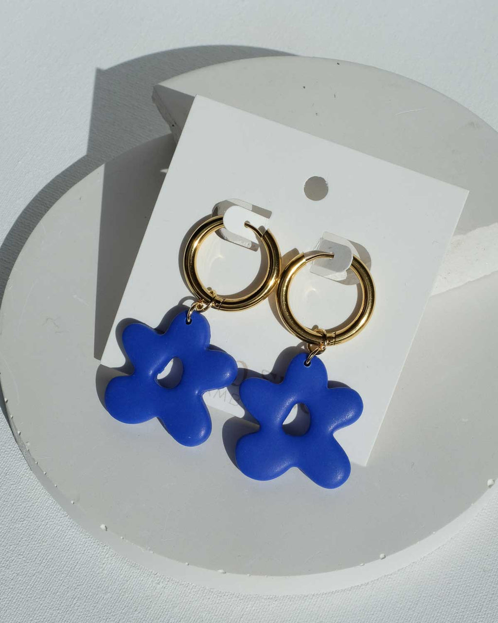 Hoops mit Anhänger in Blumenform