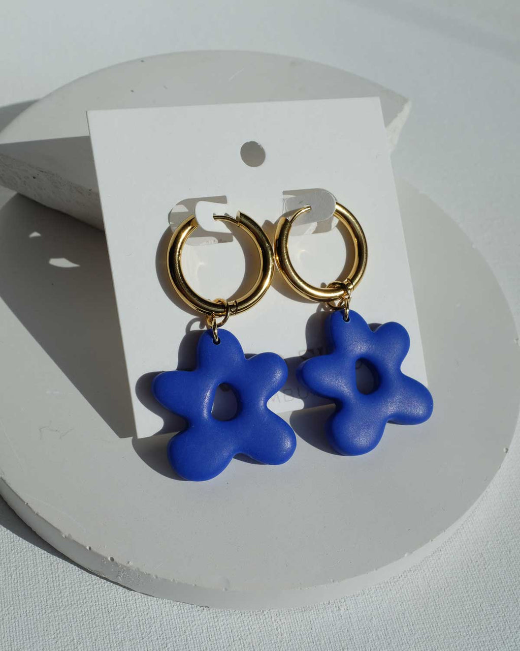 Hoops mit Anhänger in Blumenform