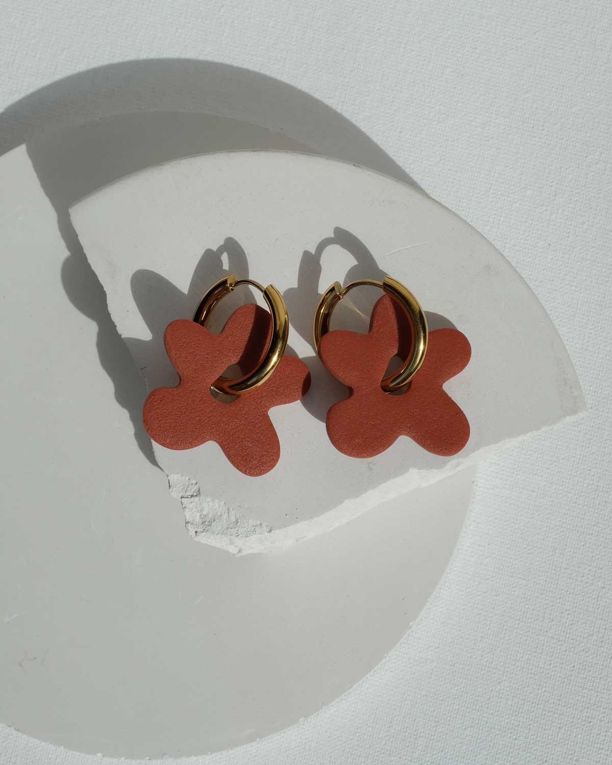 Hoops mit terracotta Blumen