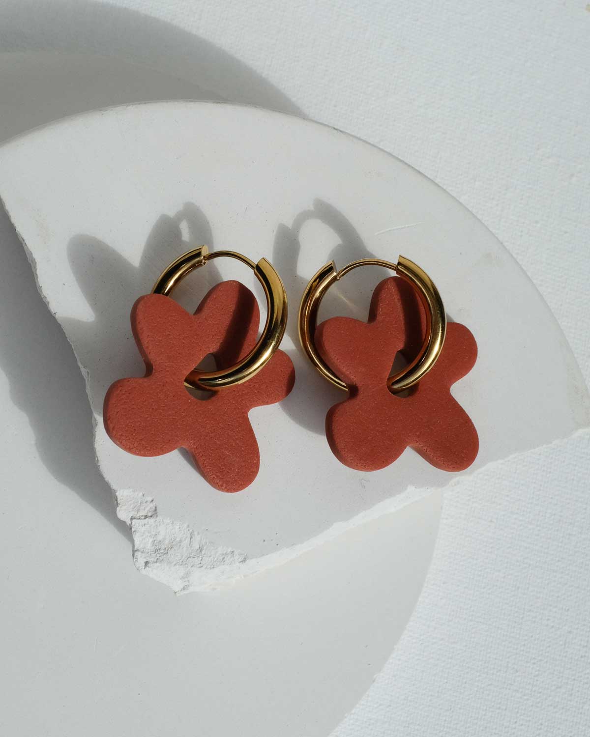 Hoops mit terracotta Blumen