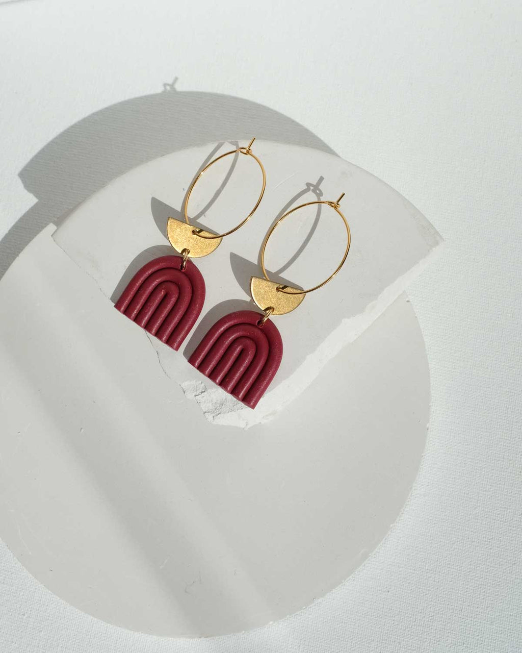 Weinrote Rainbow Hoops mit Messing