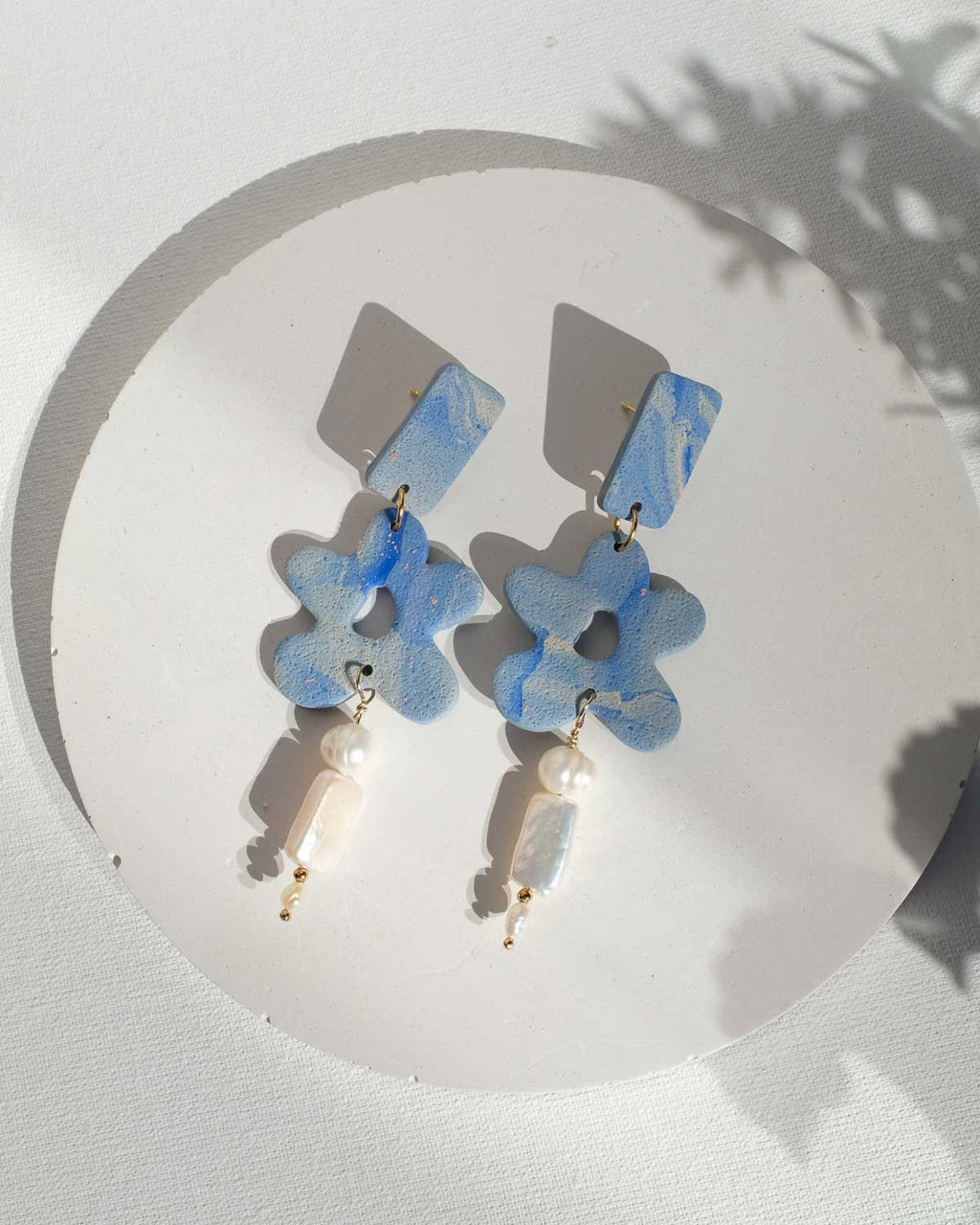 Texturierte Ohrringe mit echten Perlen