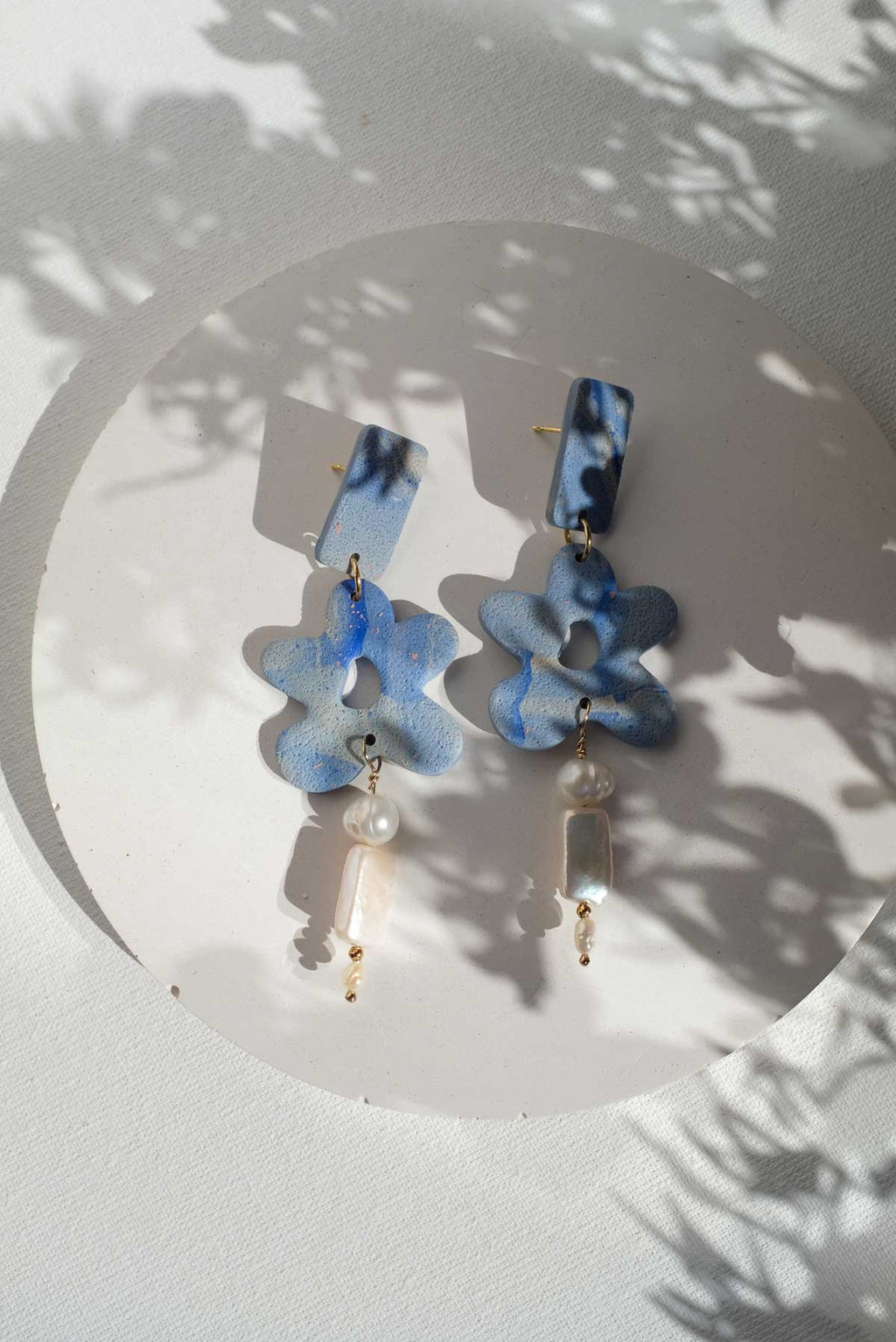 Texturierte Ohrringe mit echten Perlen