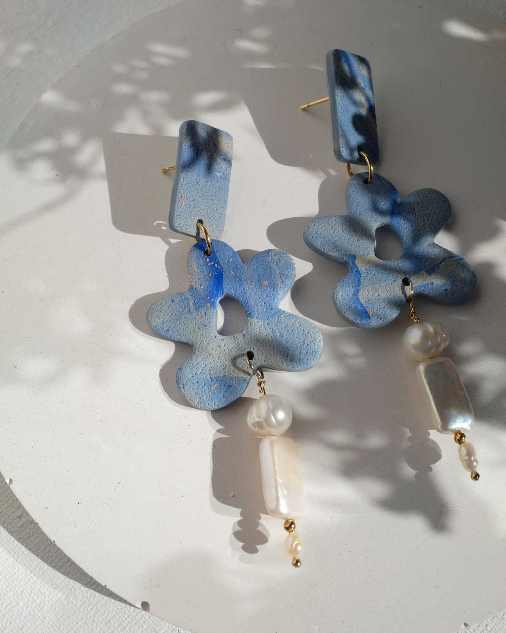 Texturierte Ohrringe mit echten Perlen