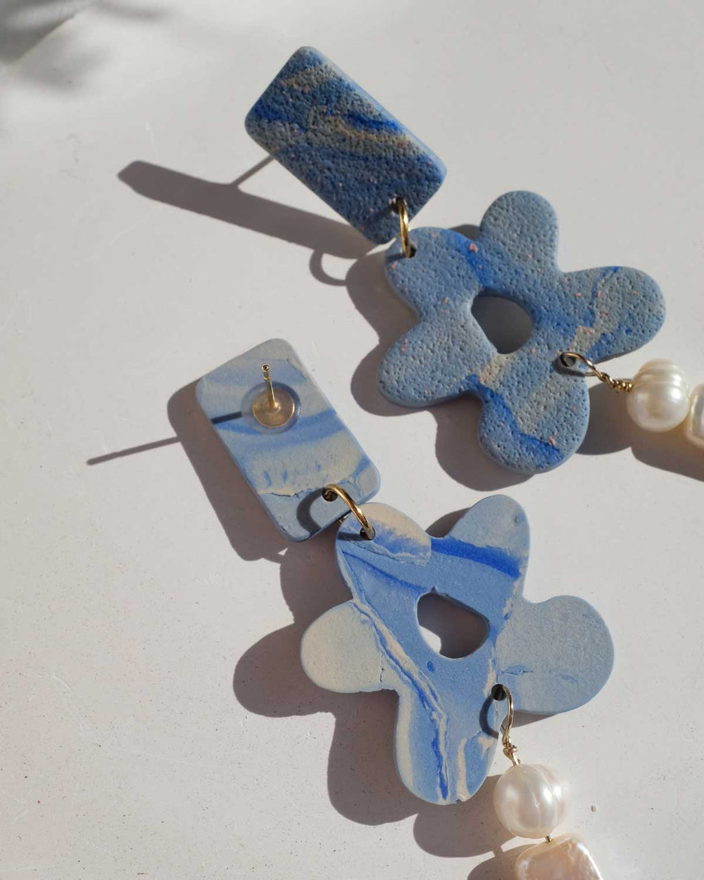 Texturierte Ohrringe mit echten Perlen