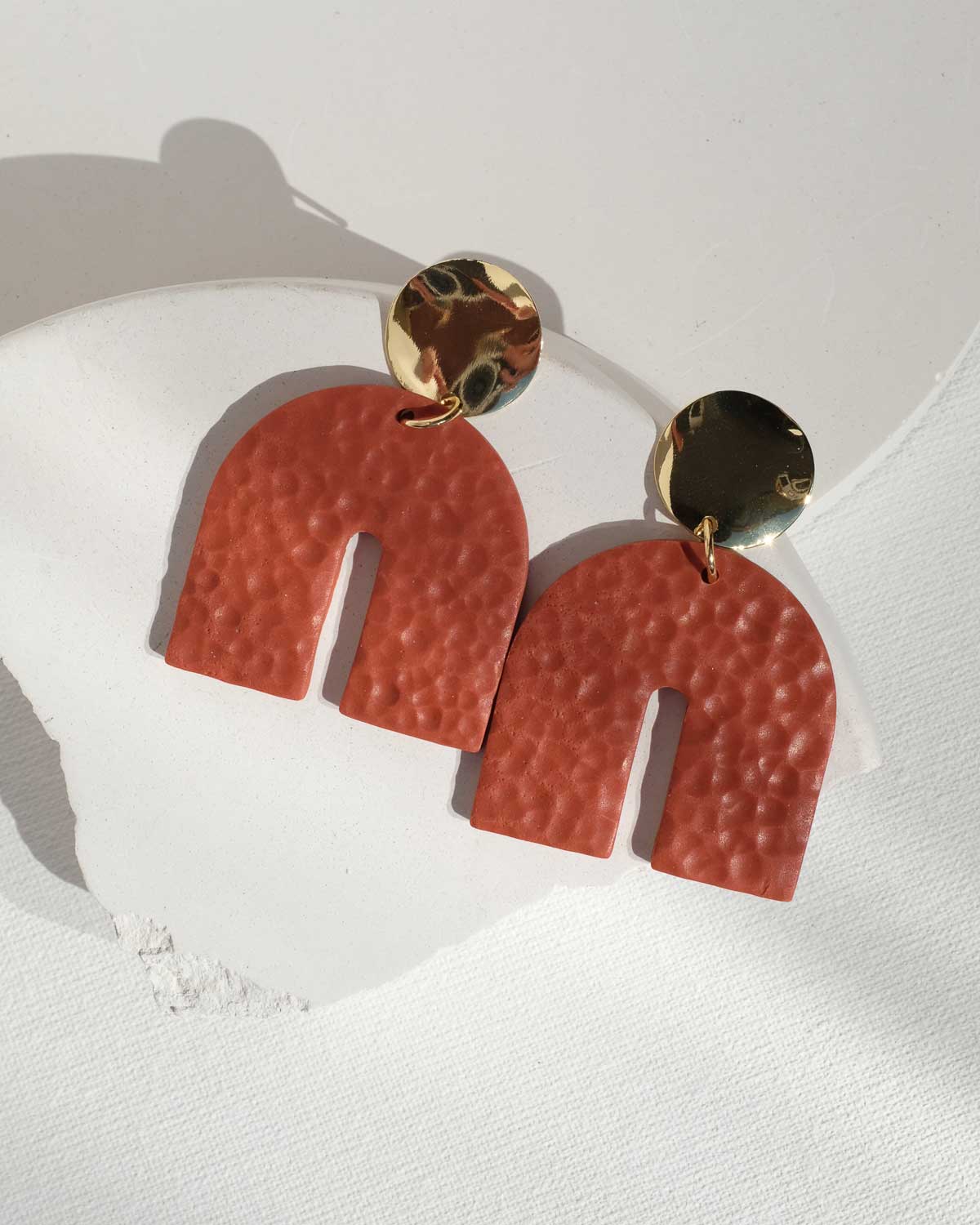 Bogenförmige Terracotta Ohrringe