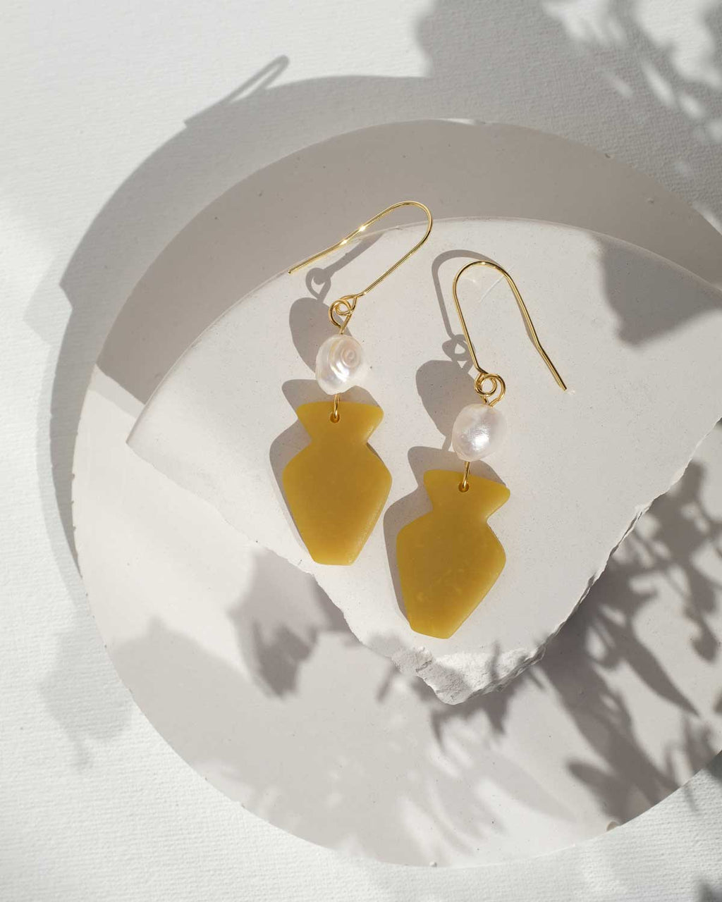 Ohrhänger mit Vasenform und echten Perlen