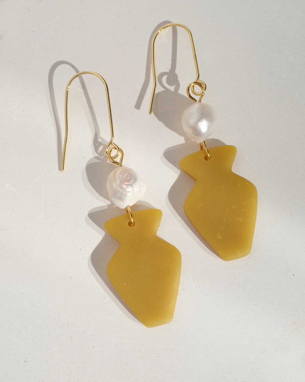 Ohrhänger mit Vasenform und echten Perlen