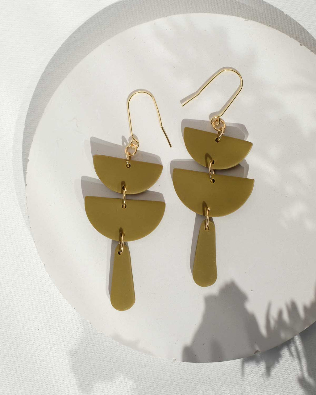 Olivgrüne geometrische Ohrhänger