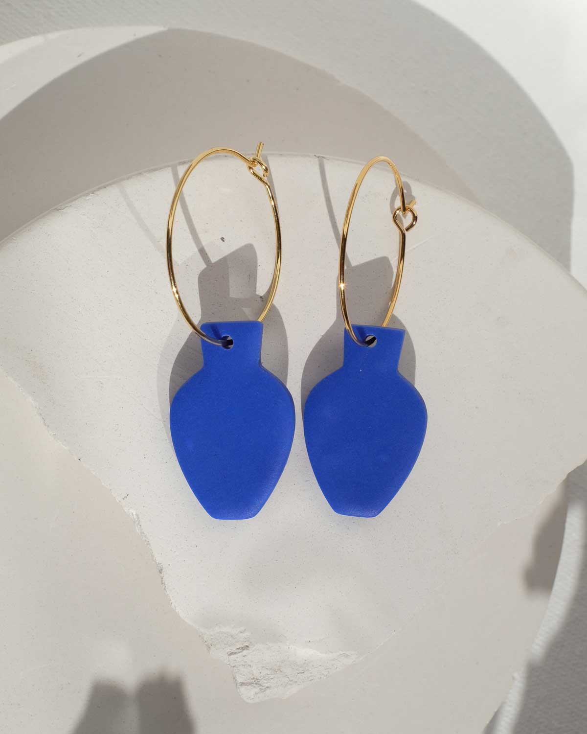 Creolen mit Vasenanhänger Gold