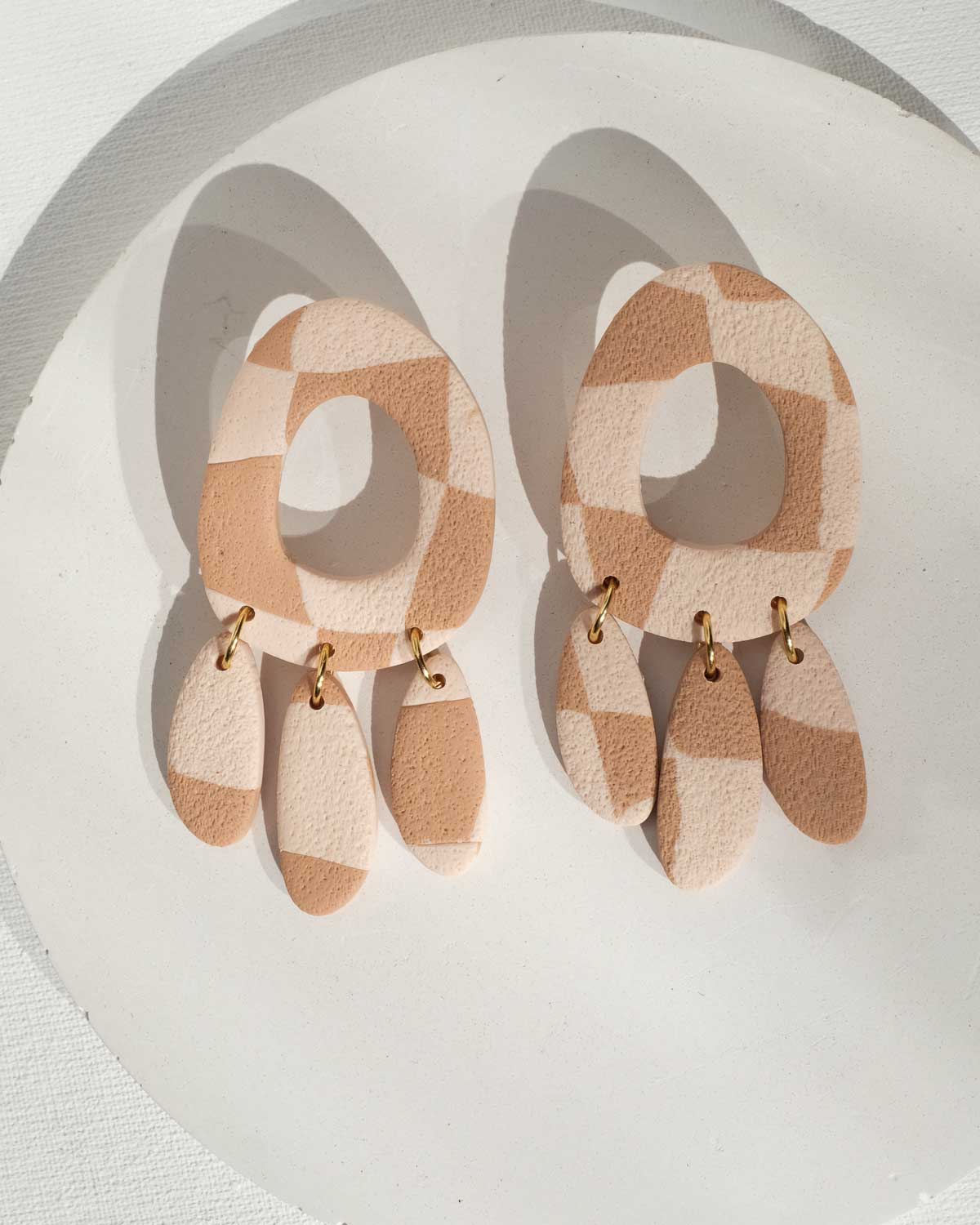 Texturierte Ohrstecker Coffee