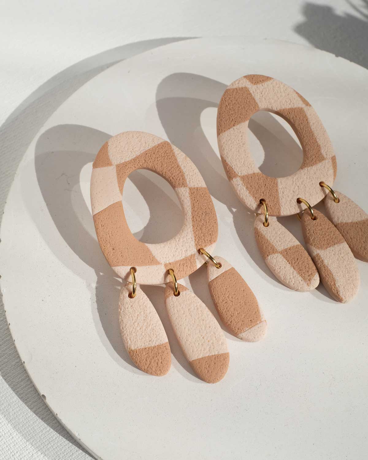 Texturierte Ohrstecker Coffee