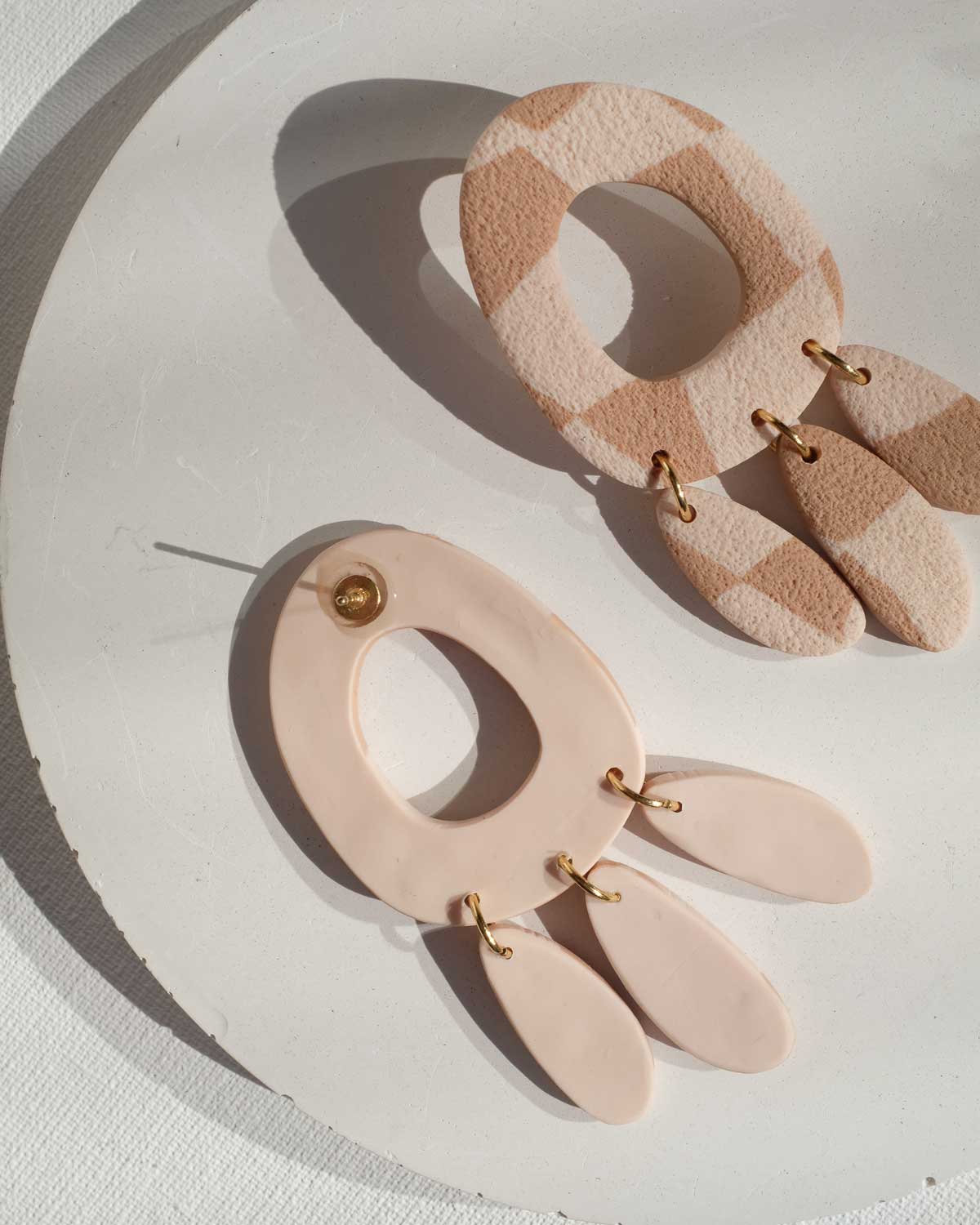 Texturierte Ohrstecker Coffee