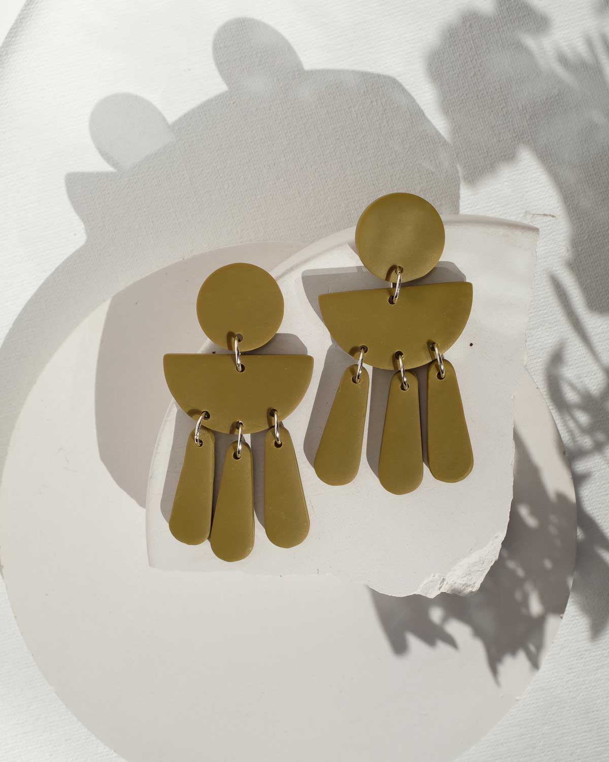 Geometrische Ohrringe Olivgrün