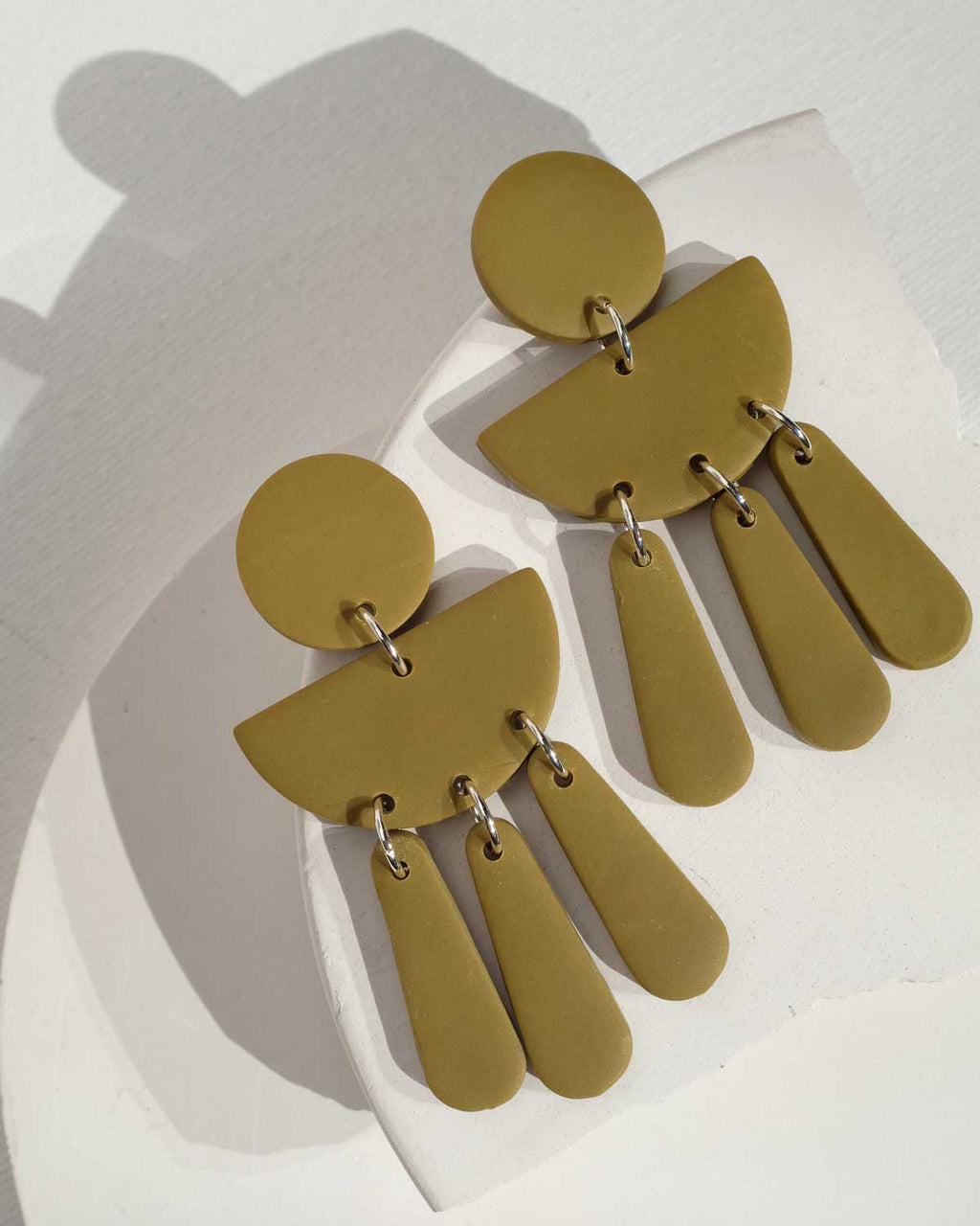 Geometrische Ohrringe Olivgrün