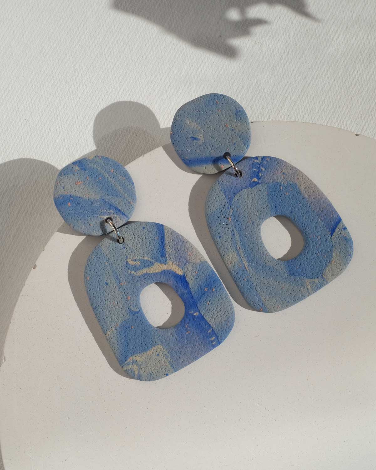 Texturierte Ohrringe in Blautönen