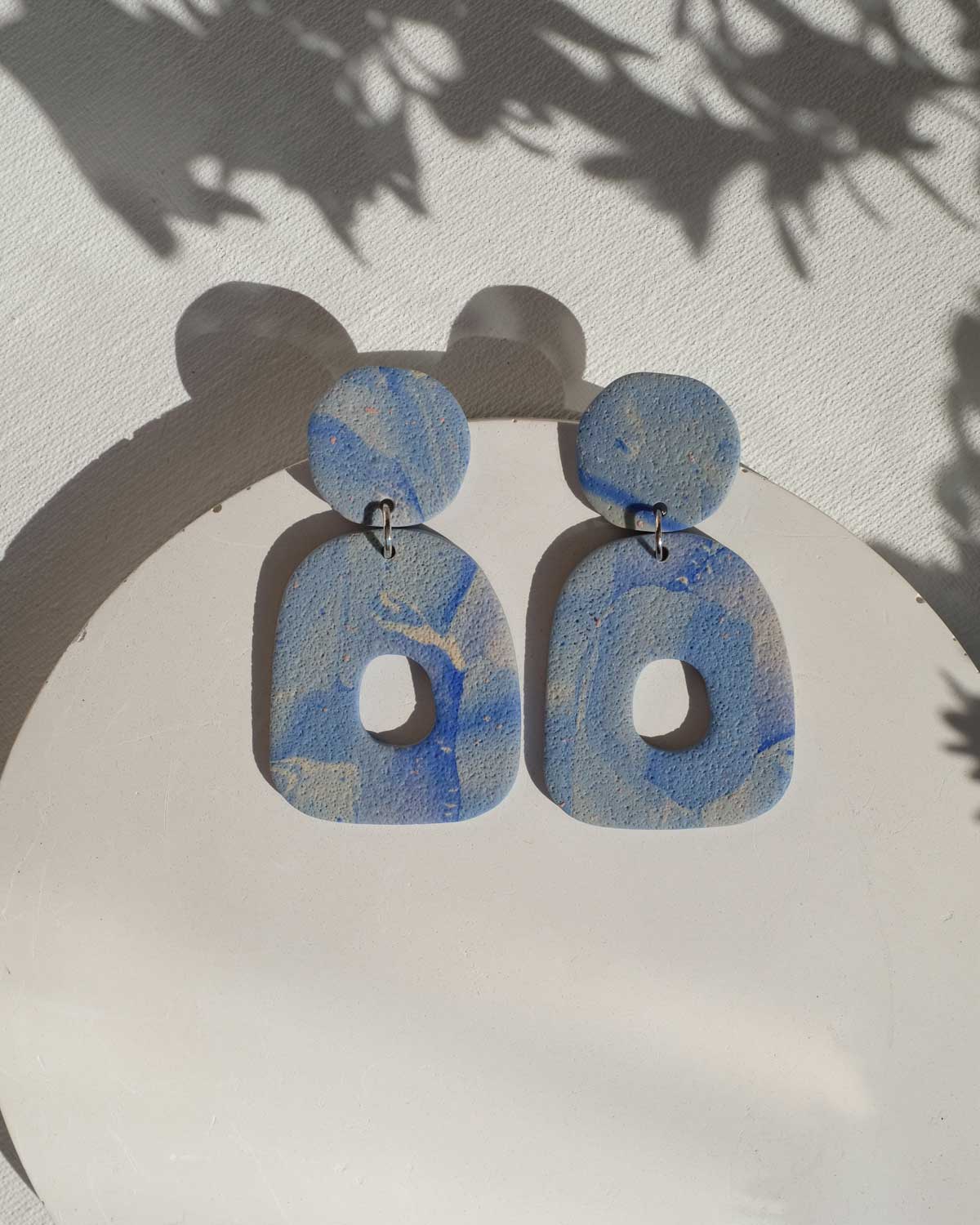 Texturierte Ohrringe in Blautönen