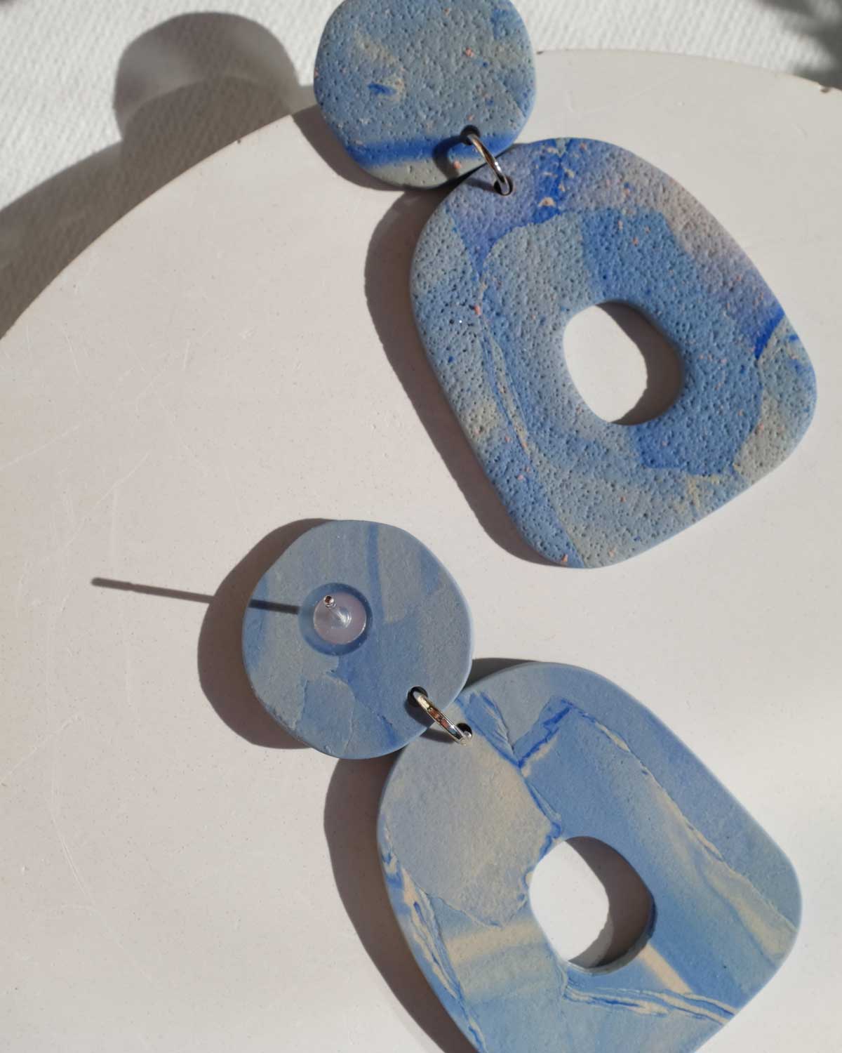Texturierte Ohrringe in Blautönen
