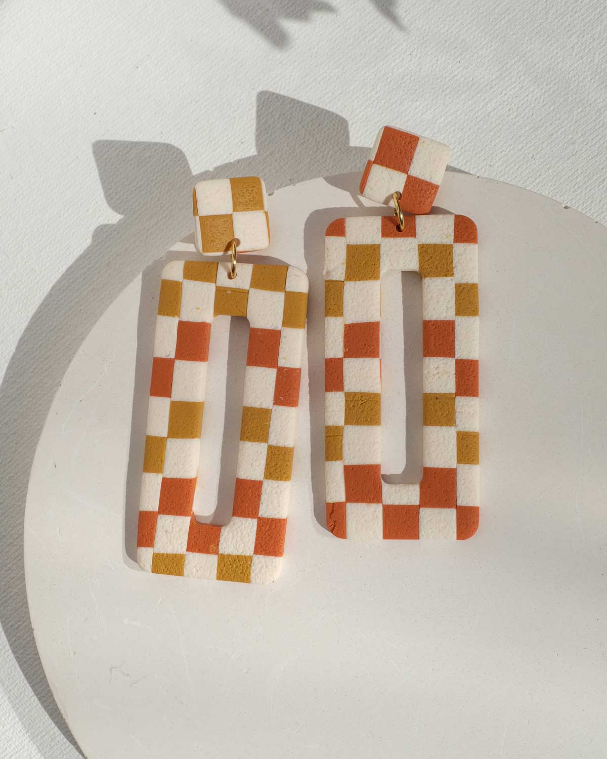 Eckige Ohrringe in Herbstfarben