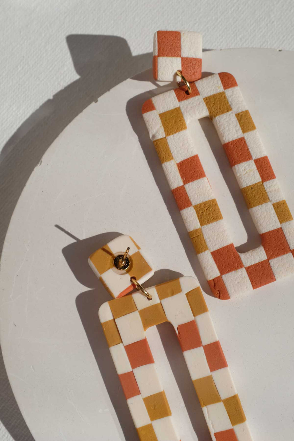 Eckige Ohrringe in Herbstfarben