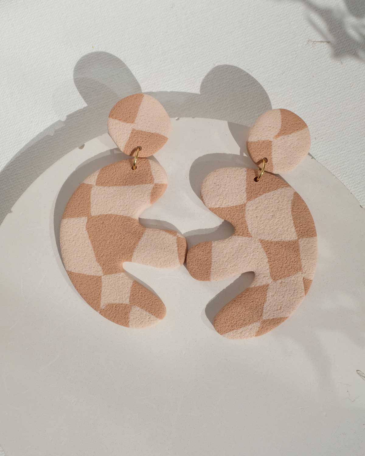 Texturierte Ohrstecker Coffee No. 2