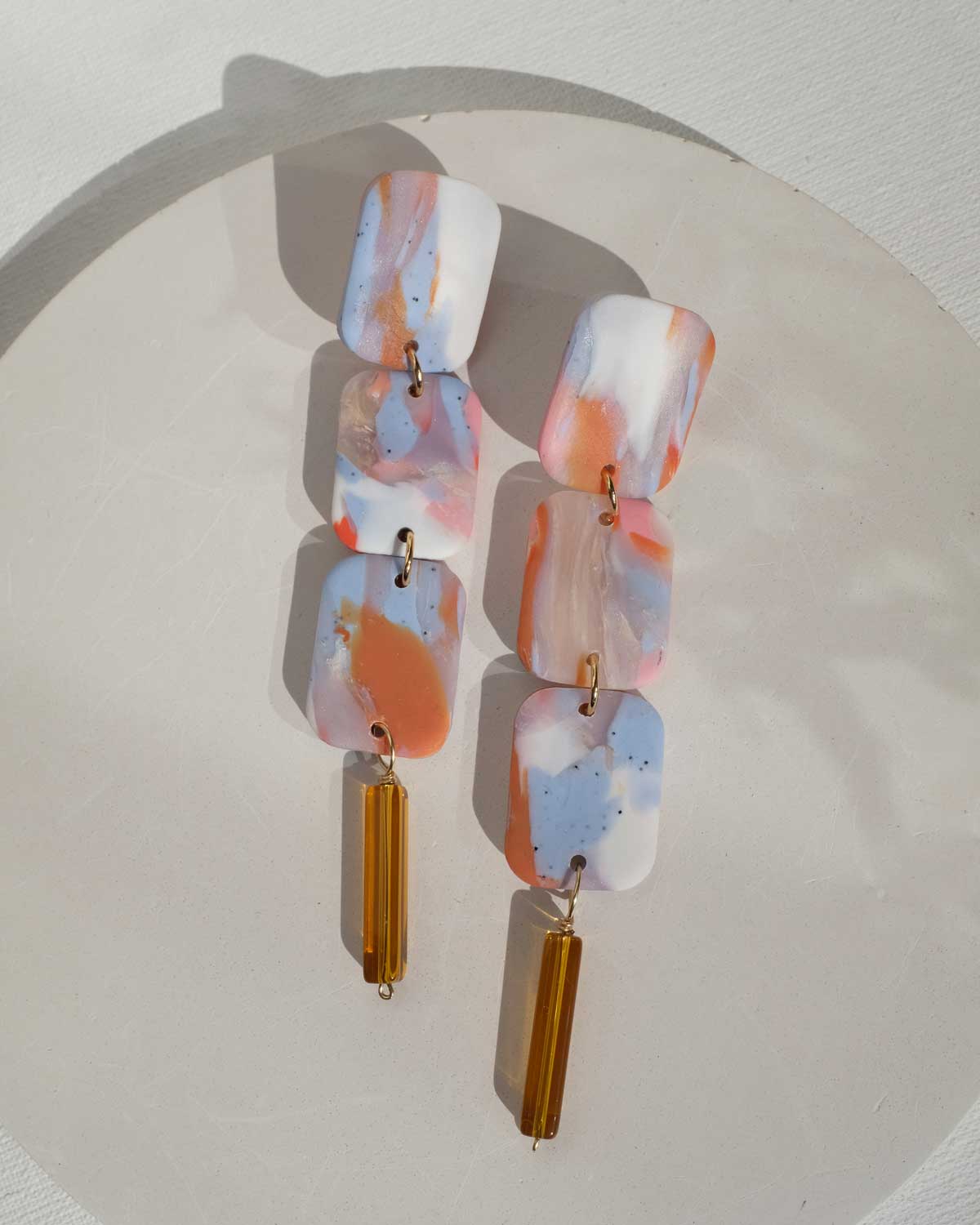 Bunt marmorierte Ohrringe