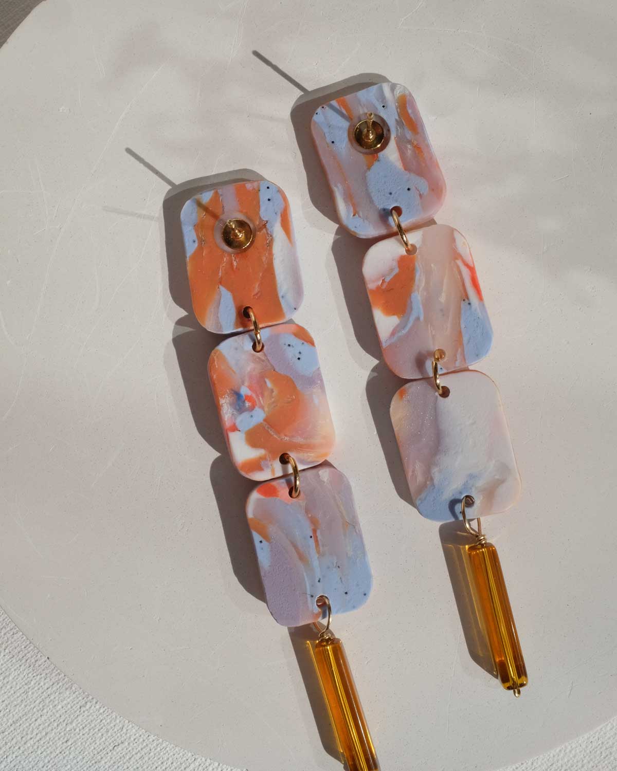 Bunt marmorierte Ohrringe