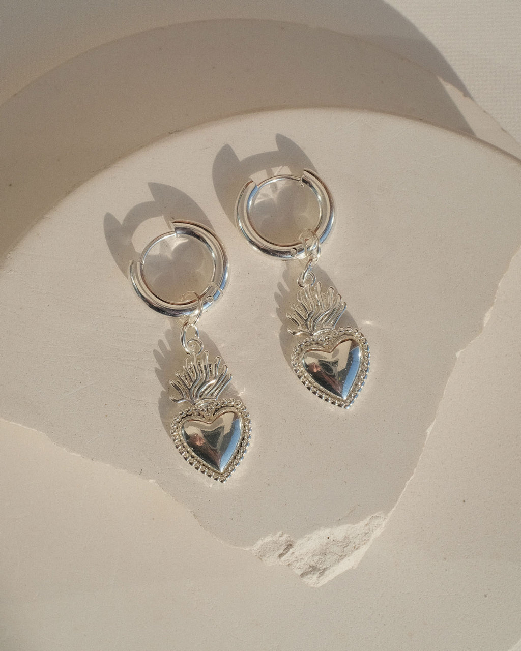 Mini Sacred Heart Hoops in Silber