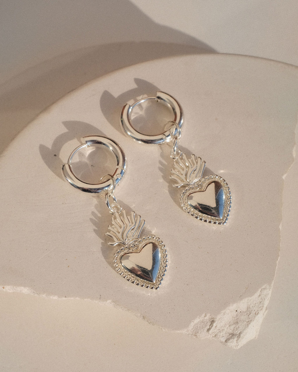 Mini Sacred Heart Hoops in Silber