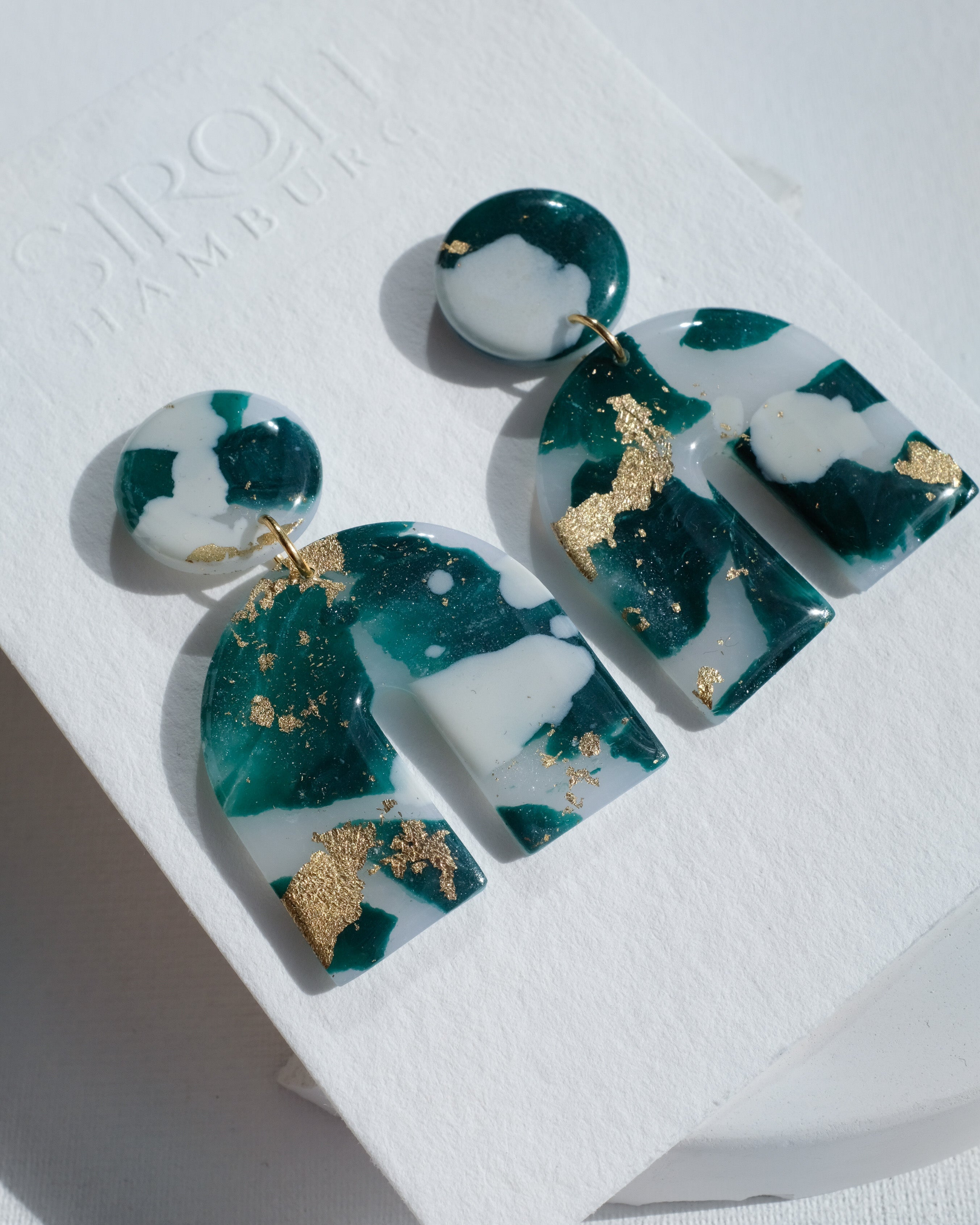 Bogenförmige Ohrringe mit Blattgold - Einzigartige  von Doro Hoffmann. Jetzt online bestellen!