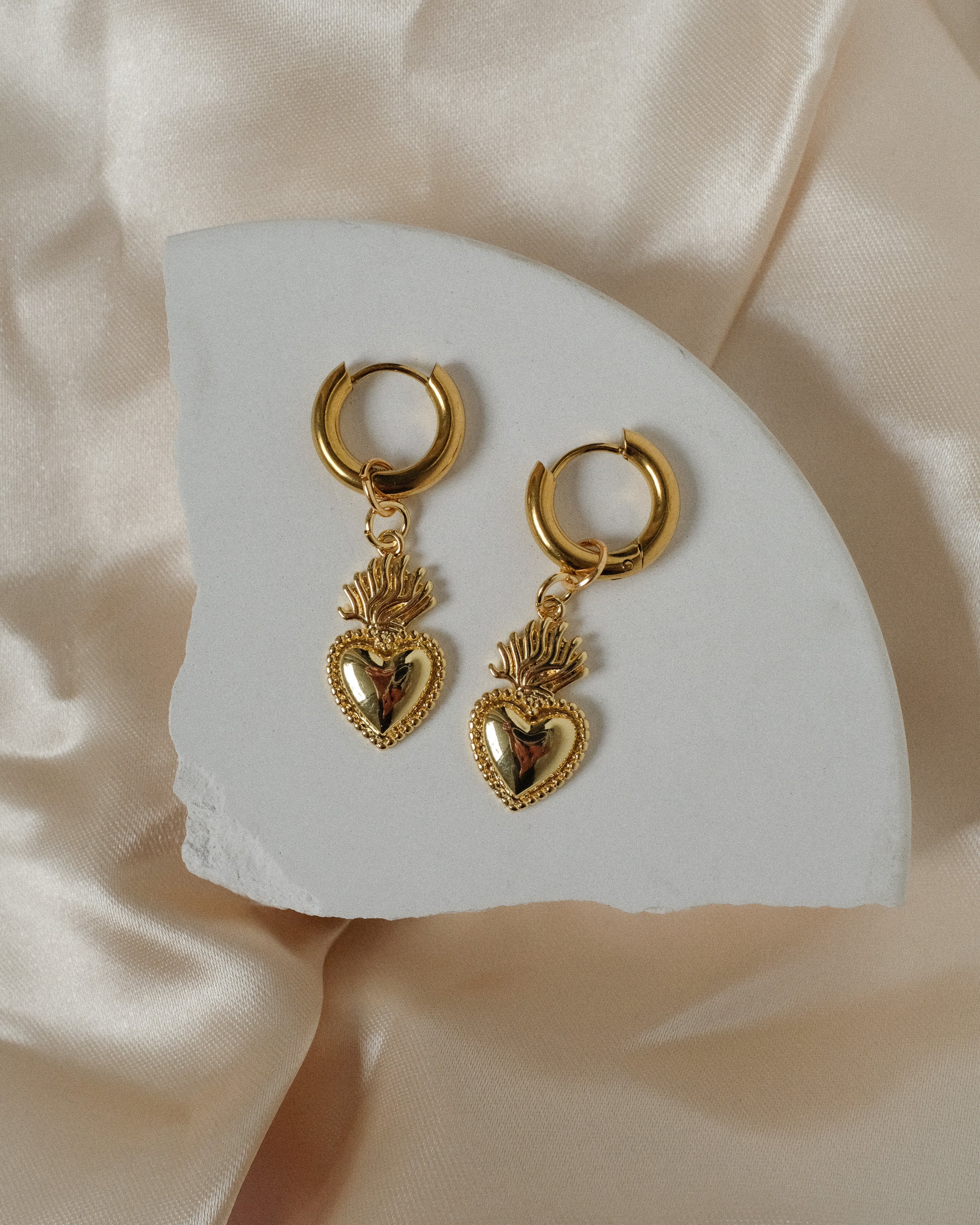 Mini Sacred Heart Hoops in Gold - Einzigartige  von Doro Hoffmann. Jetzt online bestellen!